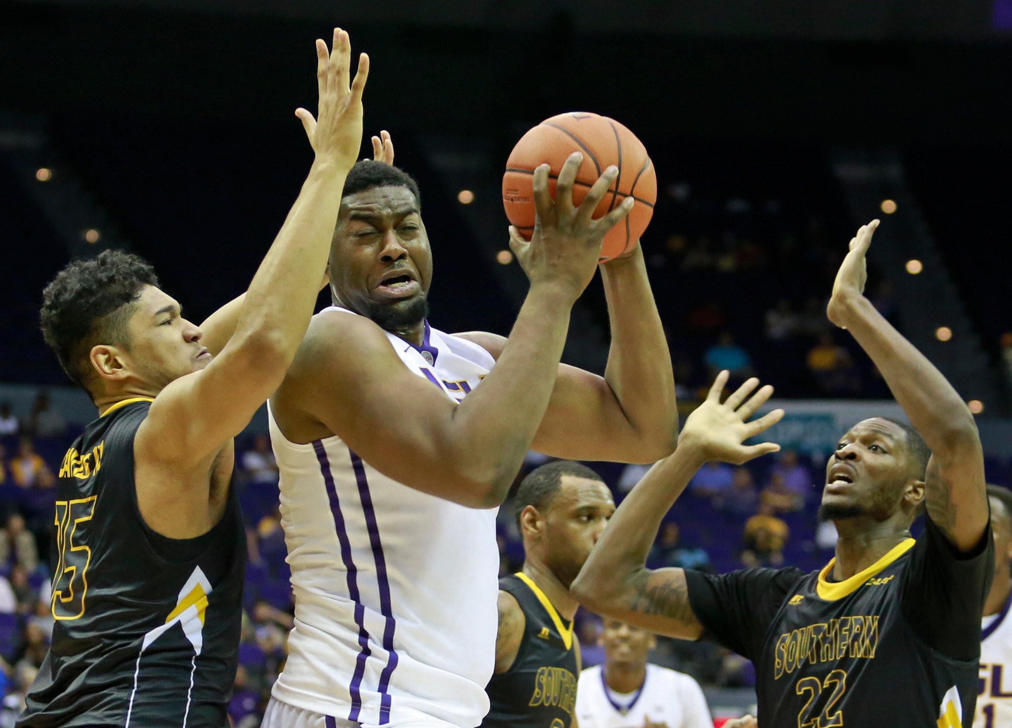 Apparent injury causes LSU pitcher Eric Walker to leave College World