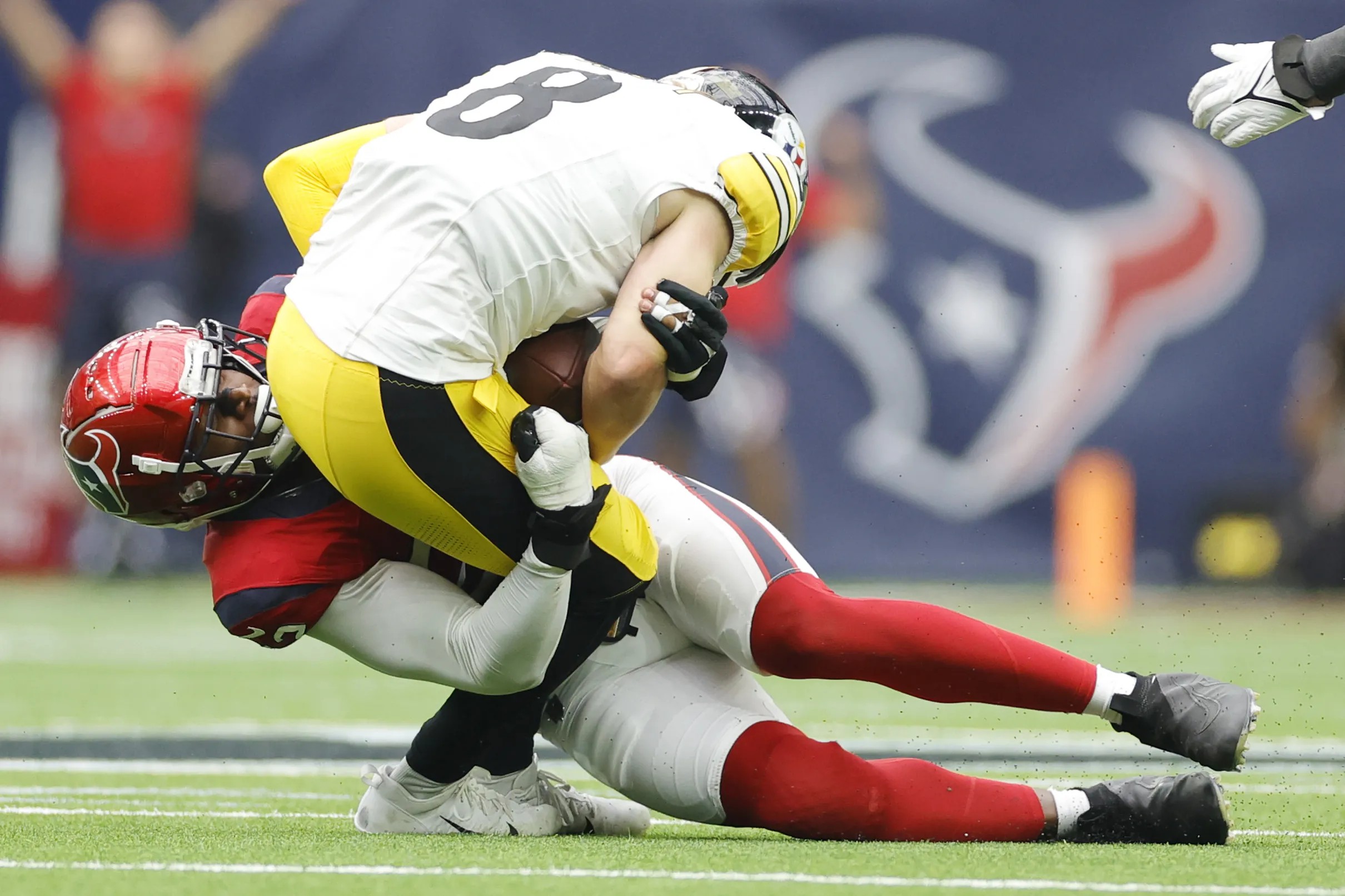 Steelers quarterback Kenny Pickett suffers knee injury vs. Texans