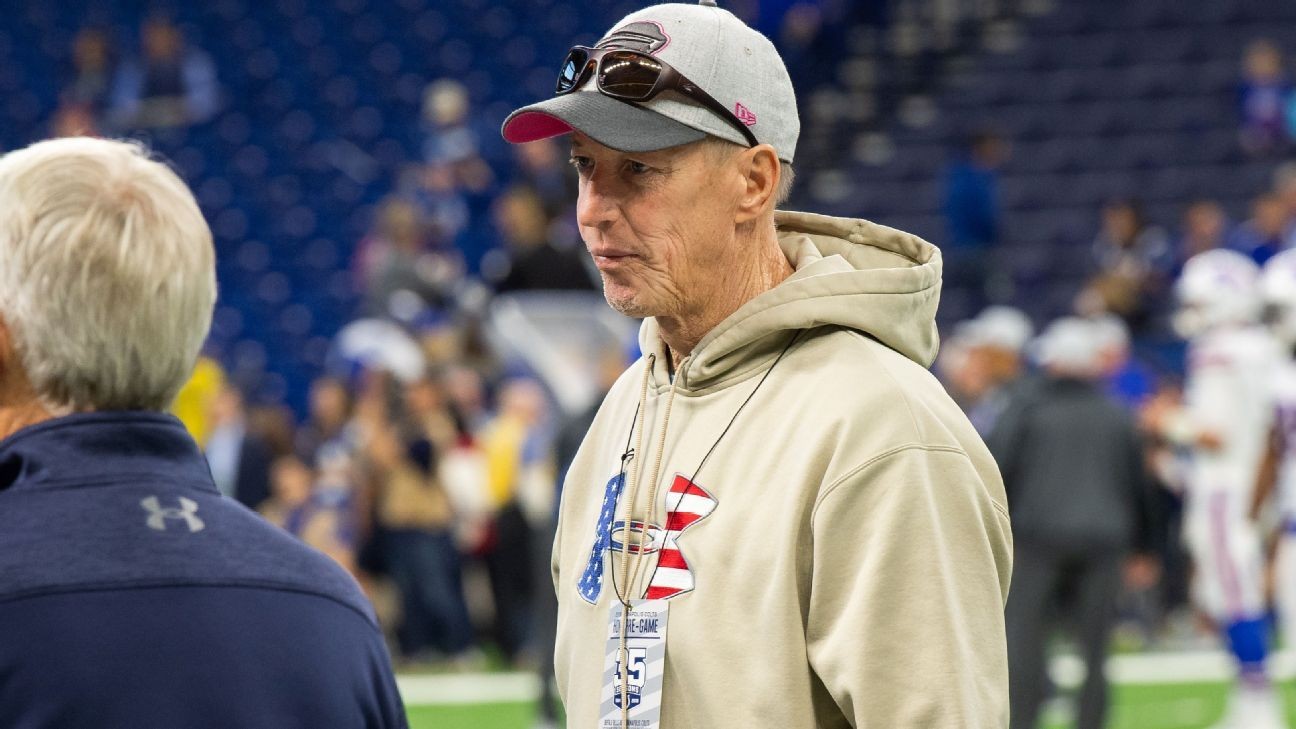 Hall of Fame QB Jim Kelly gives thumbsup after cancer surgery