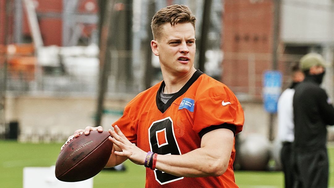 Bengals' Joe Burrow sports giant gold pendant with diamonds: 'I