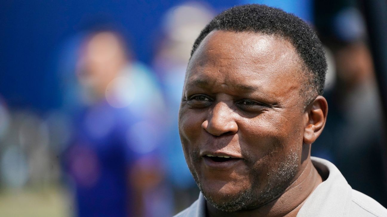 Detroit Lions unveil Barry Sanders statue at Ford Field