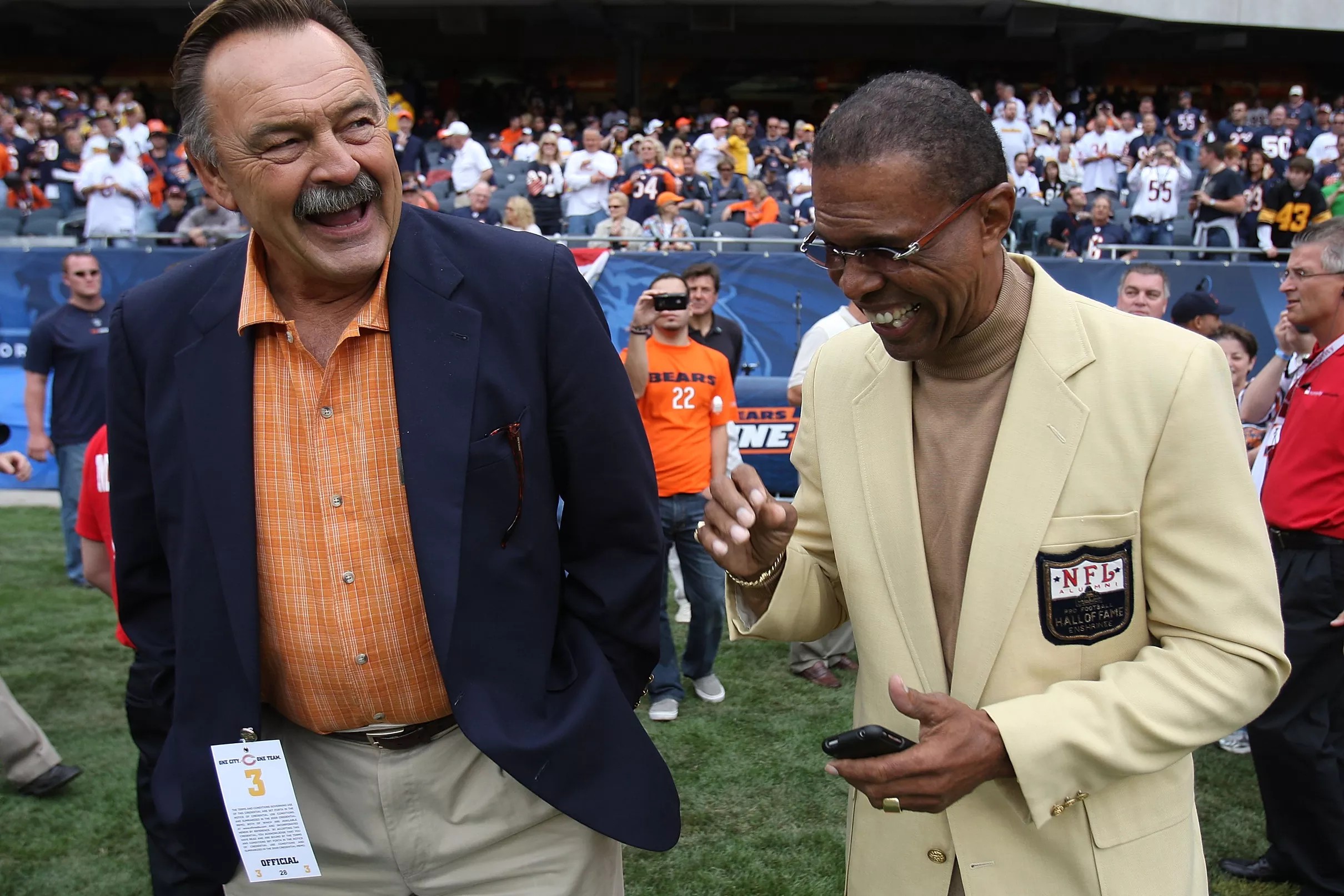 He's a real Chicago hero': Former Bears honor Gale Sayers