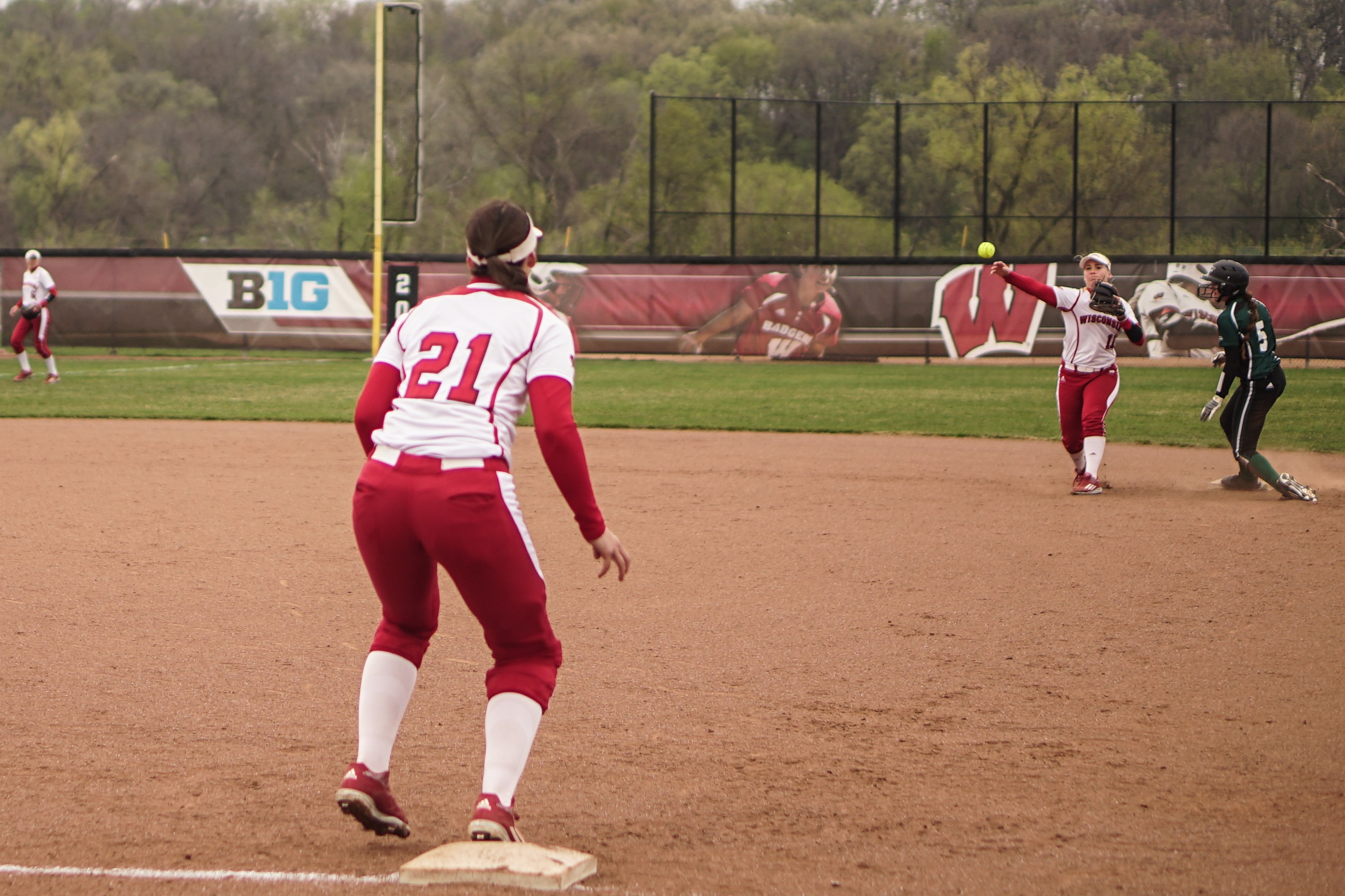 Softball Wisconsin drops Big Ten opening series against Illinois