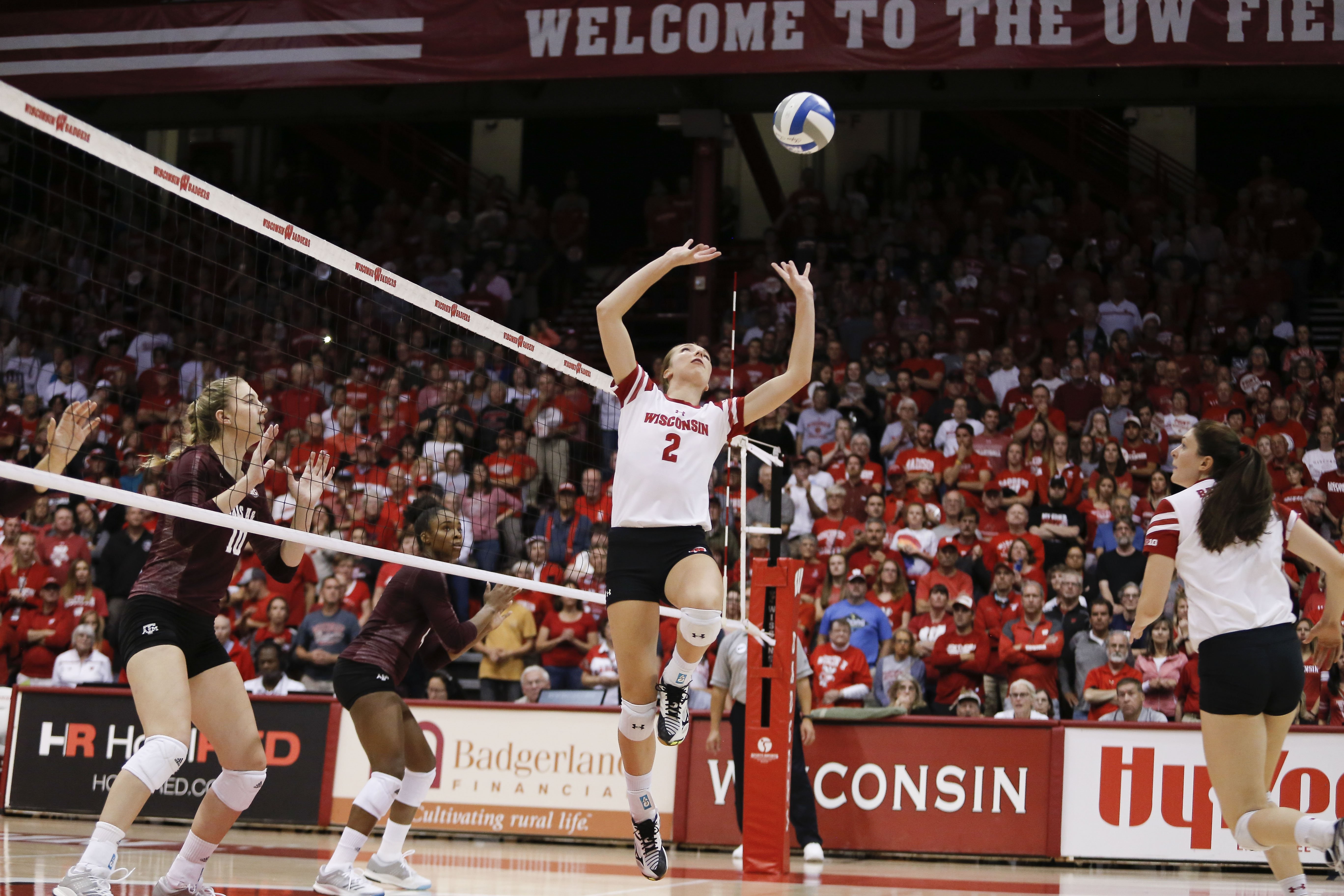 Volleyball: UW sweeps HotelRED tournament, remains undefeated