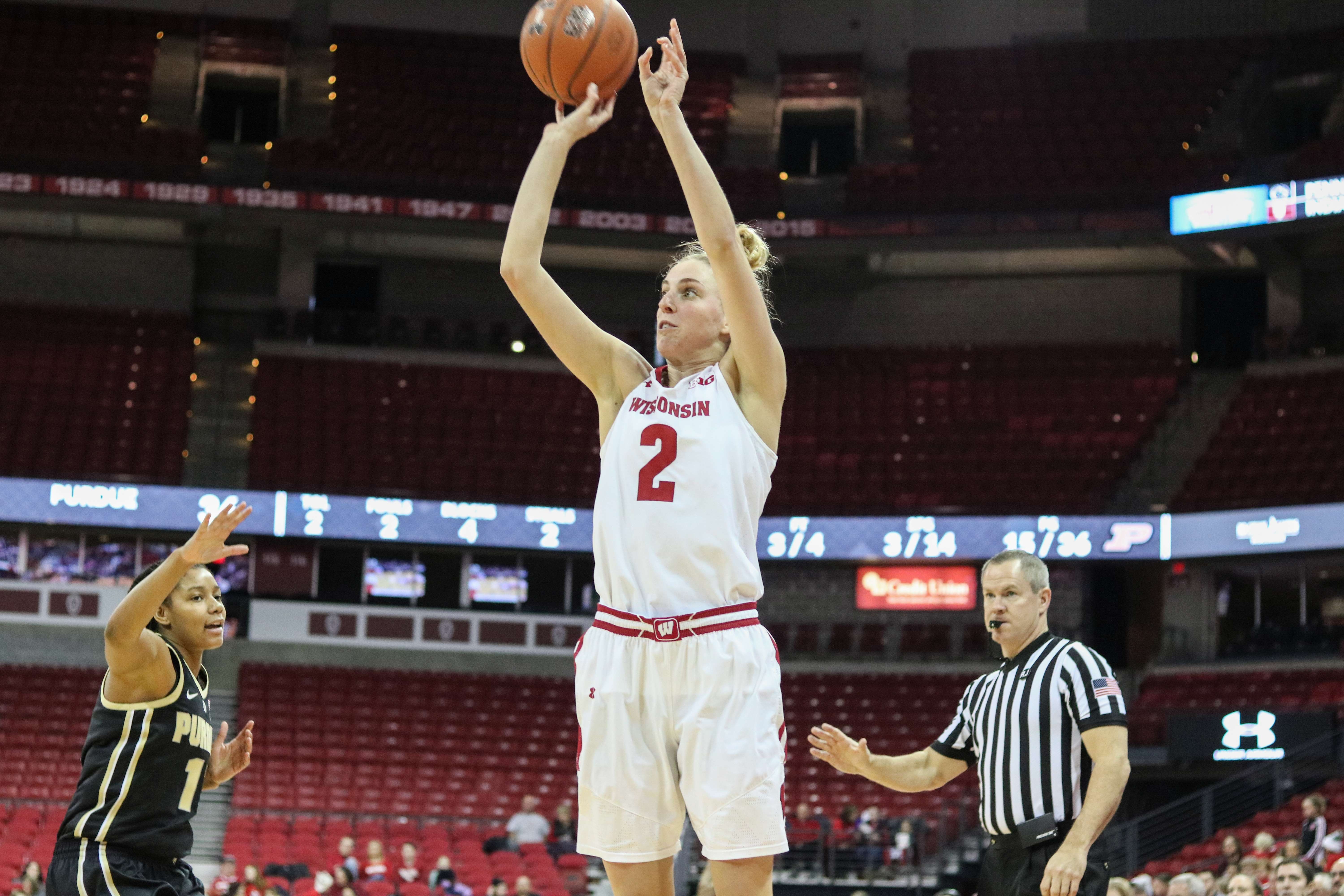 Women’s basketball Kelly Karlis nails gamewinner as time