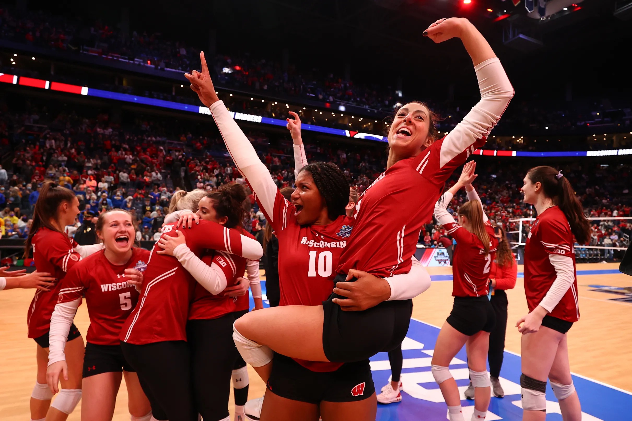 Wisconsin volleyball UW downs undefeated Louisville to return to