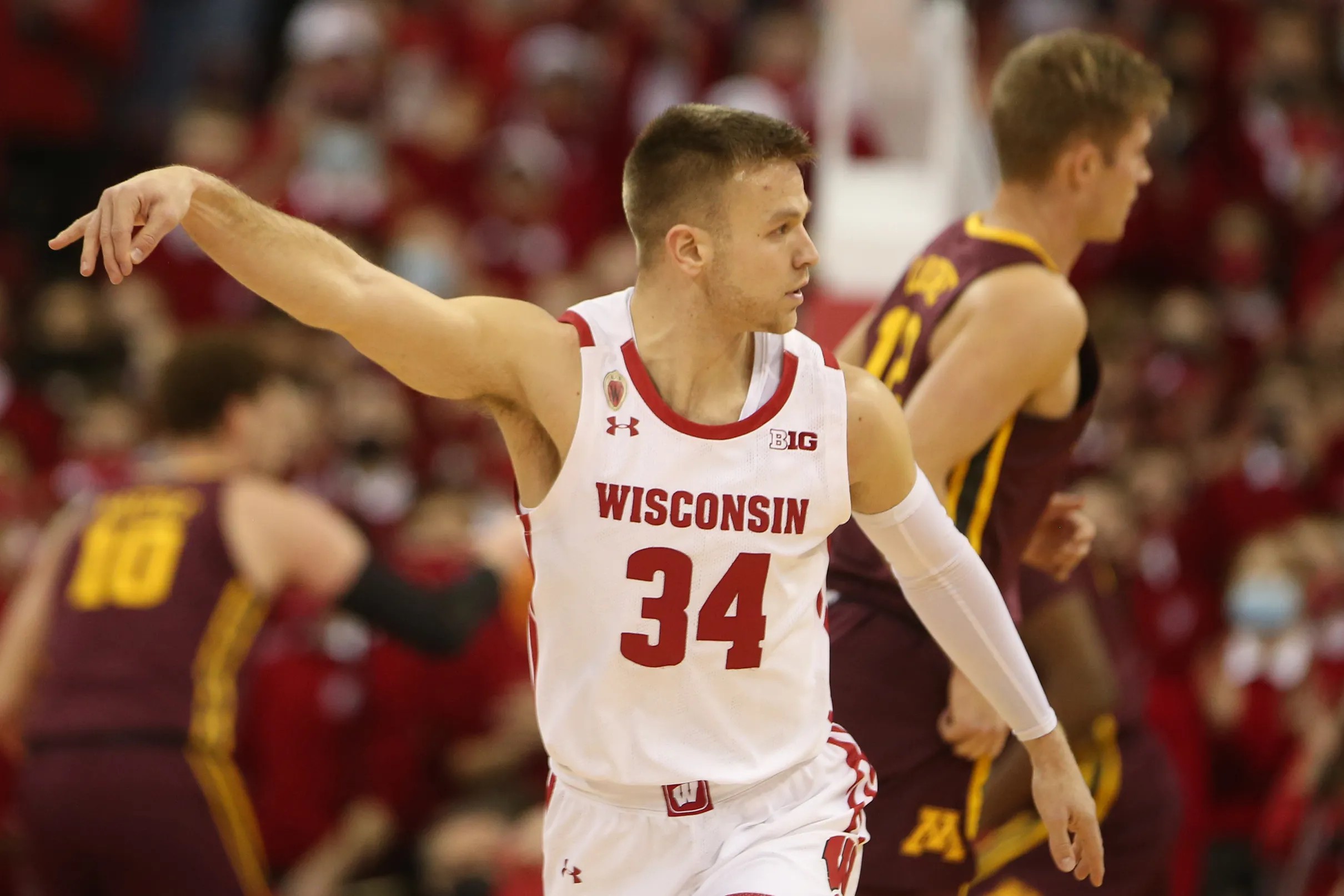 Wisconsin men’s basketball UW holds off Minnesota, 6660, on Sunday