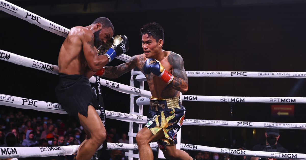 Video Gary Russell Jr suffers upset loss to Mark Magsayo, ending