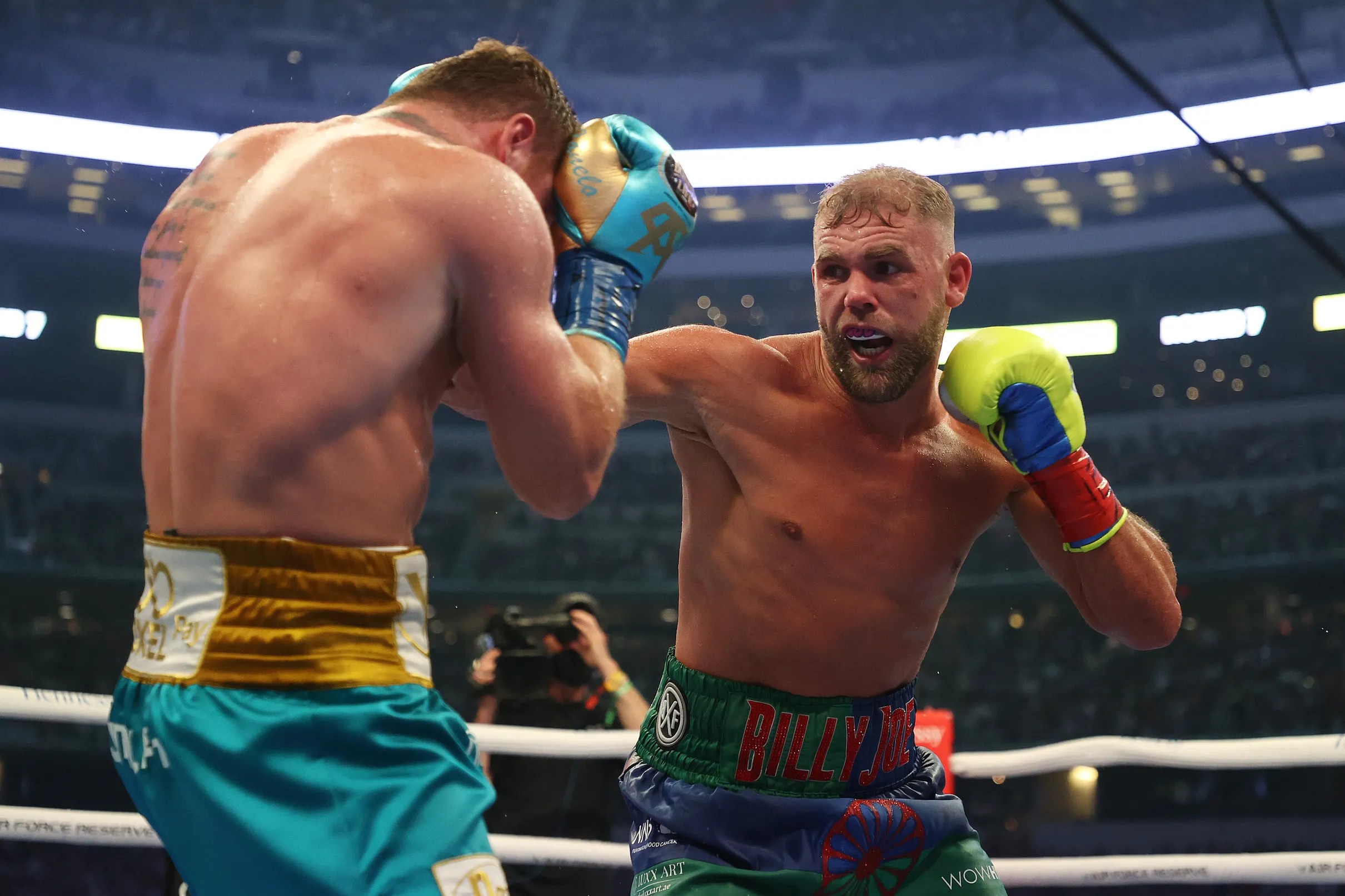 Watch Drake hits the pads with power in boxing training