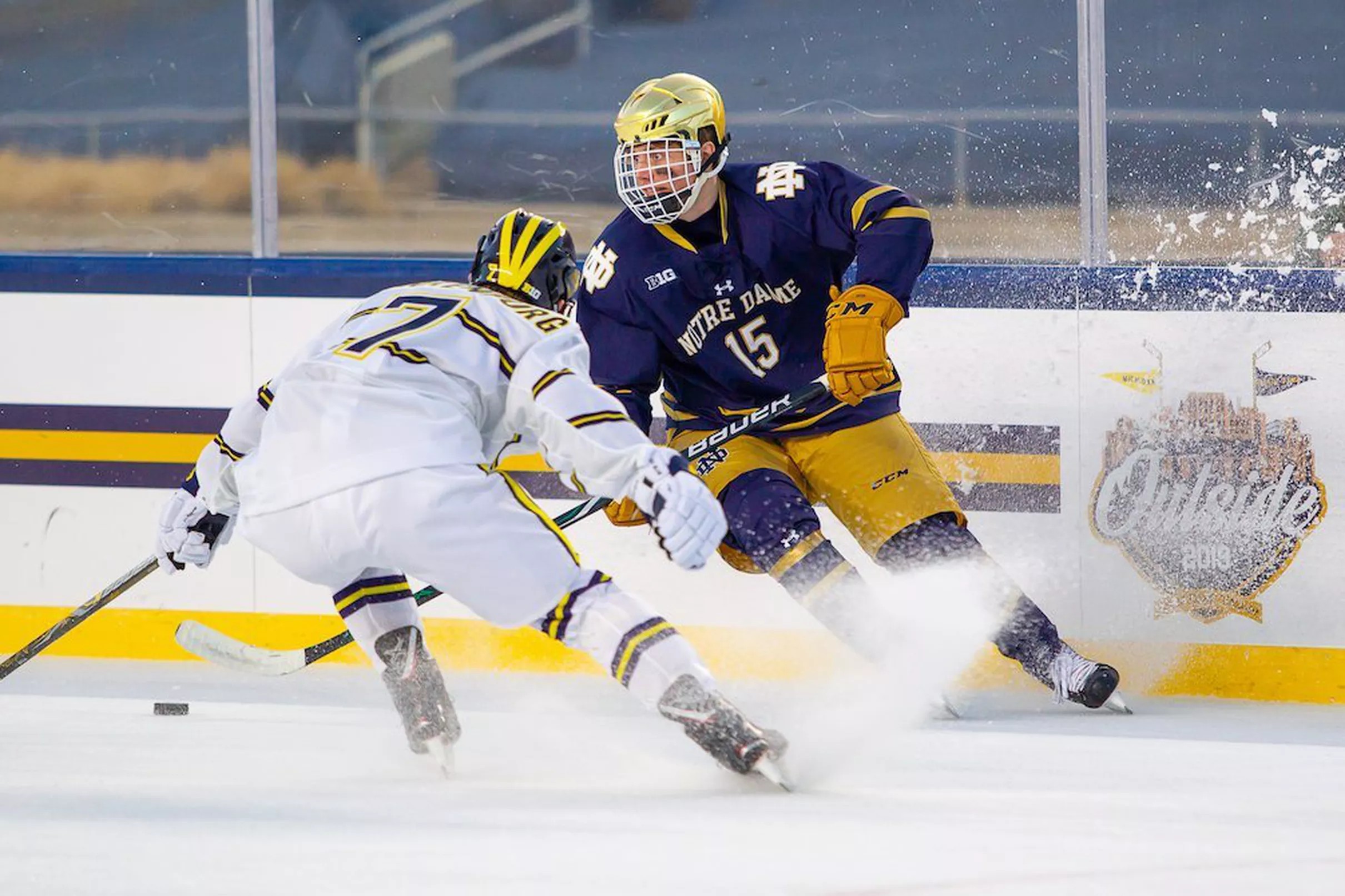 Notre Dame Hockey Falls To Michigan 4 2 In Outdoor Game