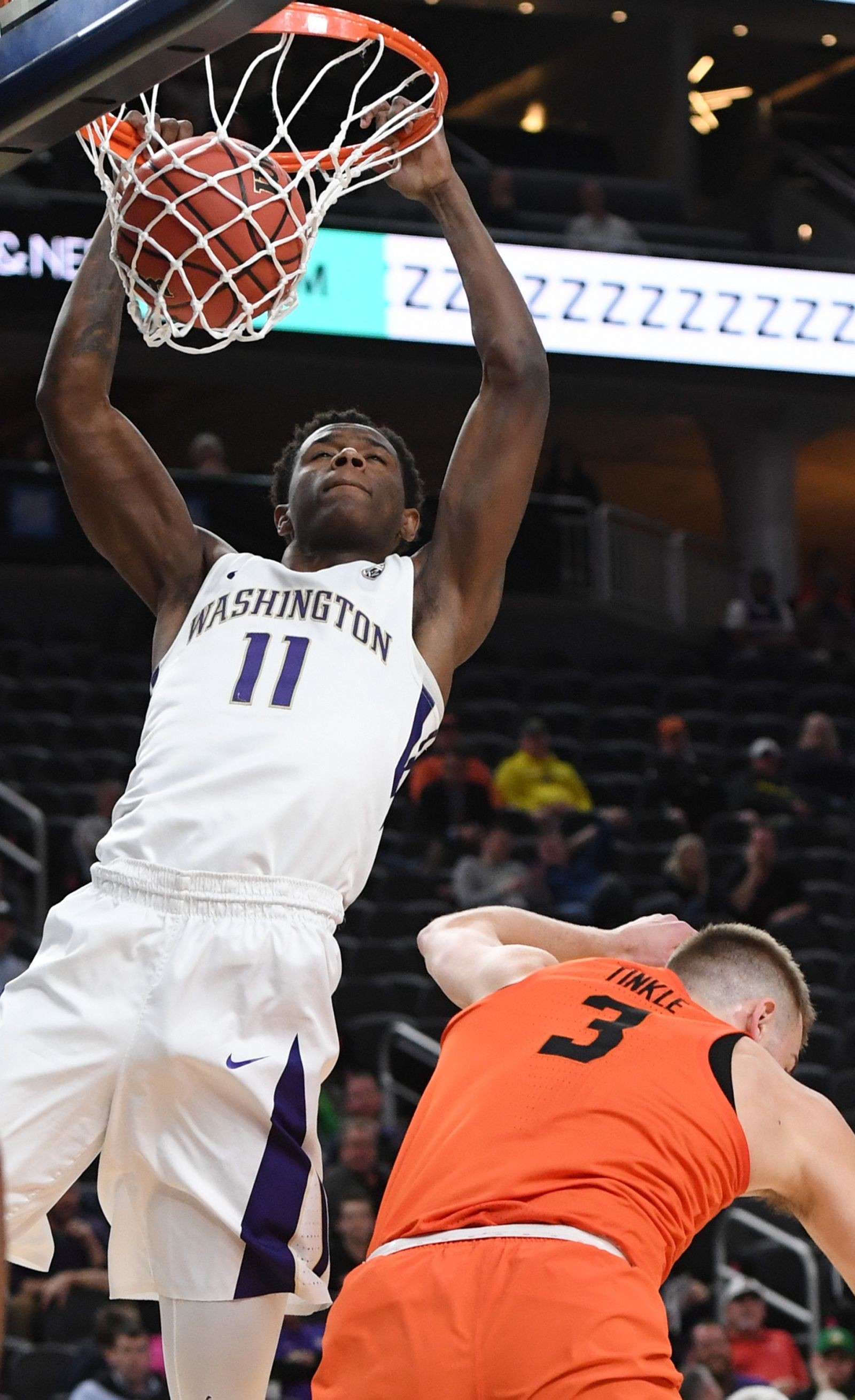 Washington Basketball holds on for victory and sweep