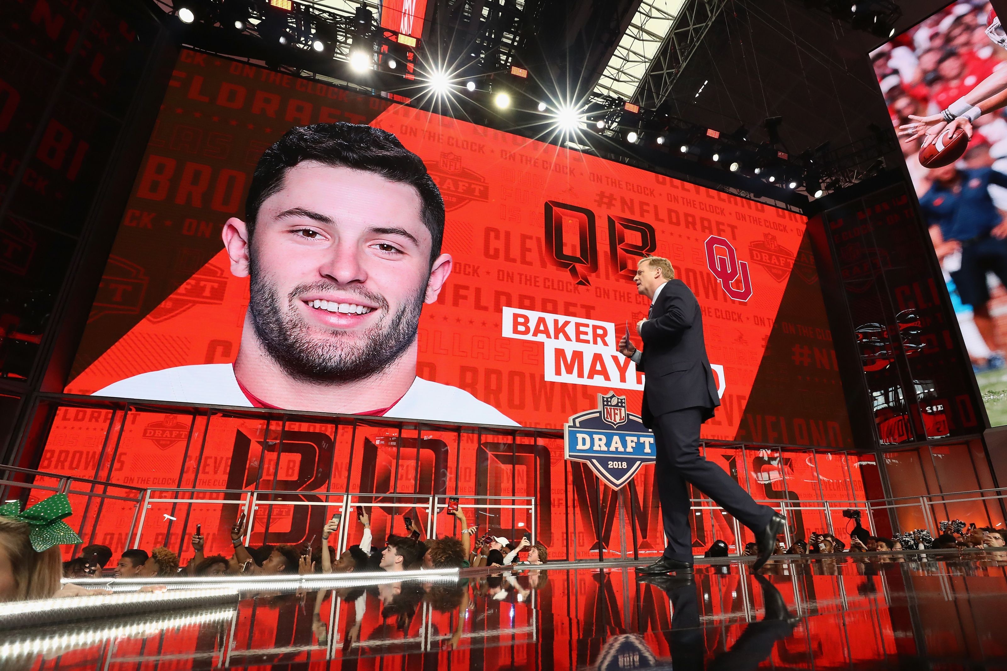 Comparing Baker Mayfield to the other rookie quarterbacks so far