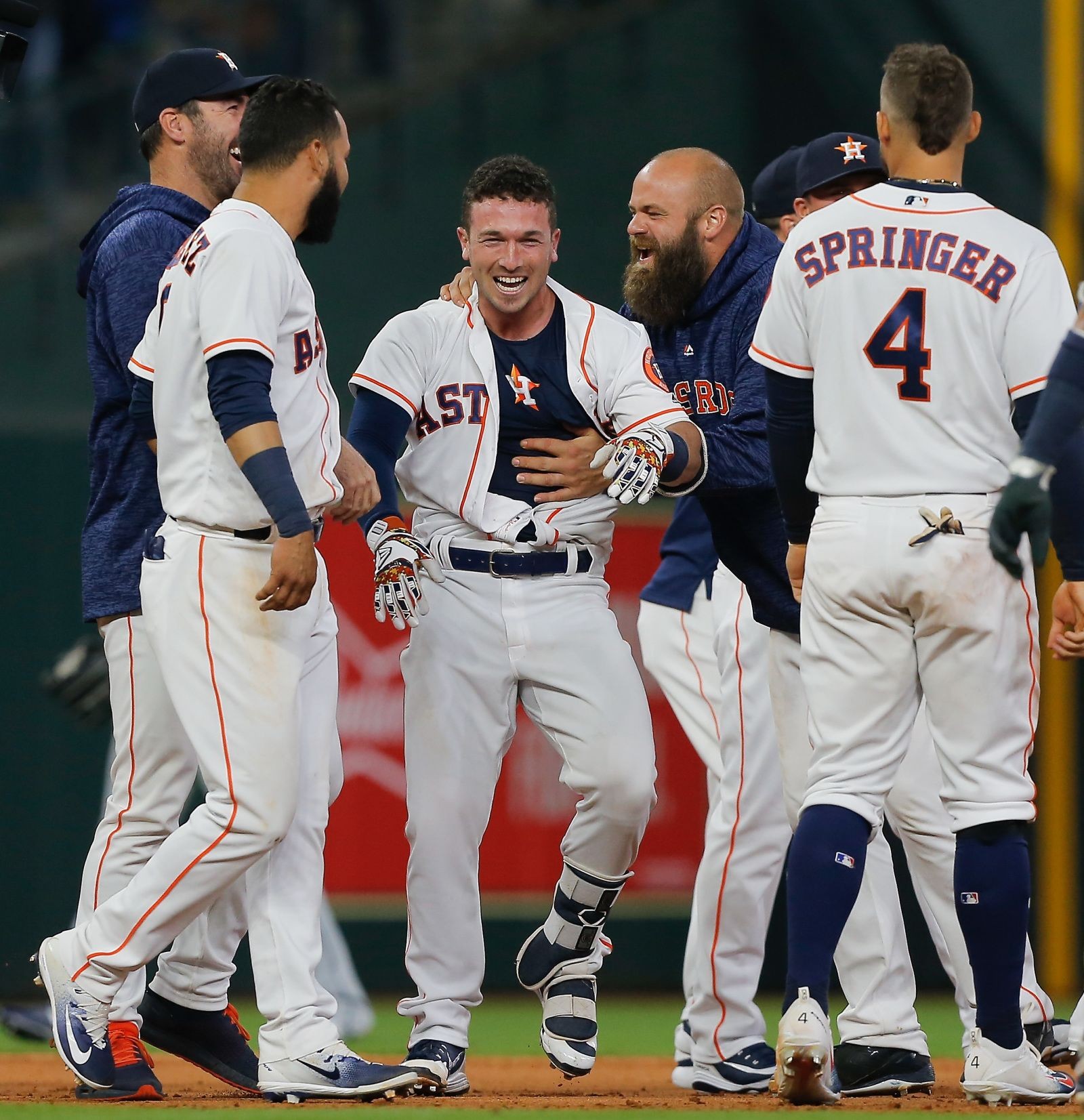 Astros get an unusual win in the 10th inning