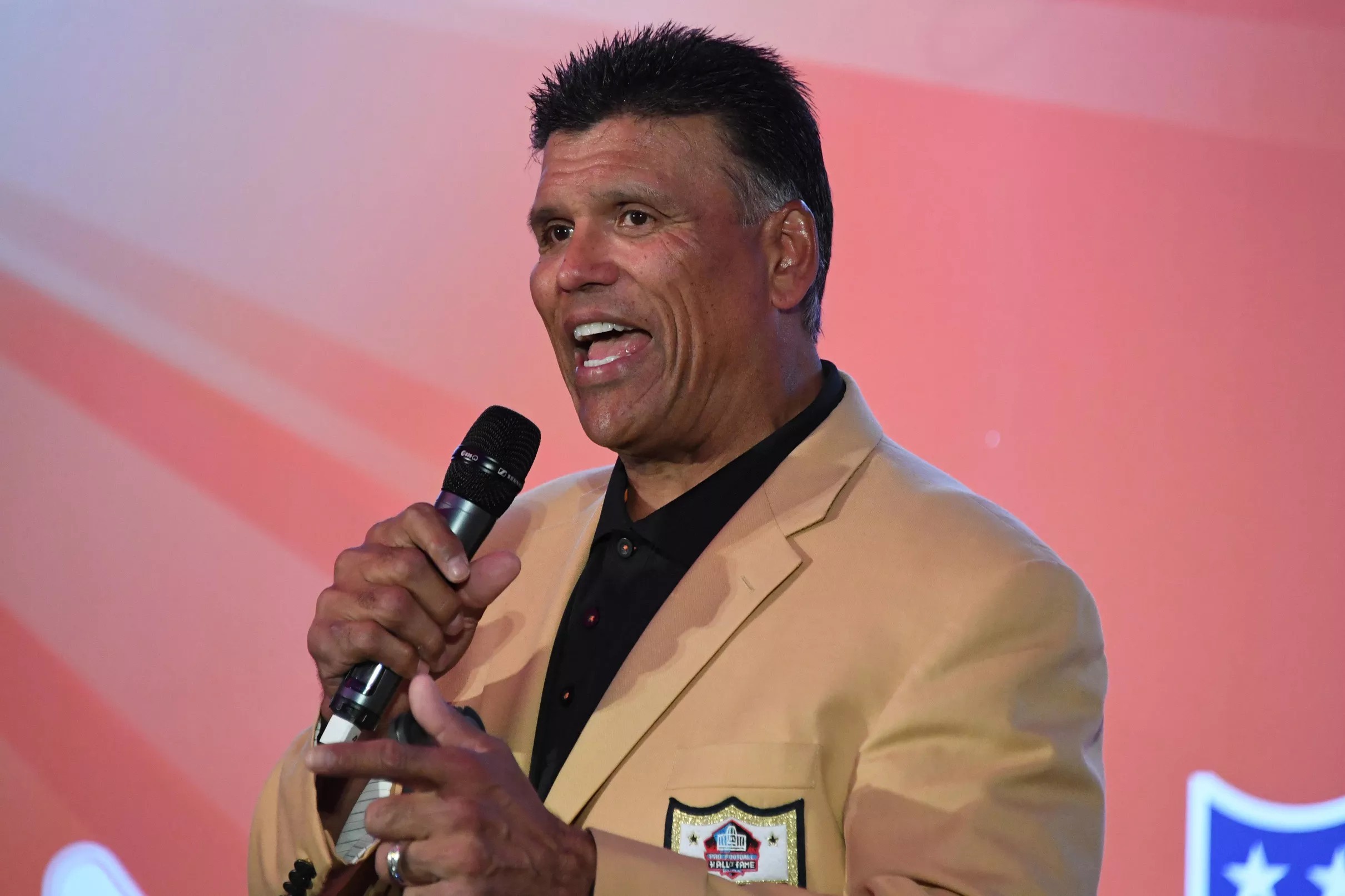 anthony-munoz-likes-what-he-sees-from-the-bengals