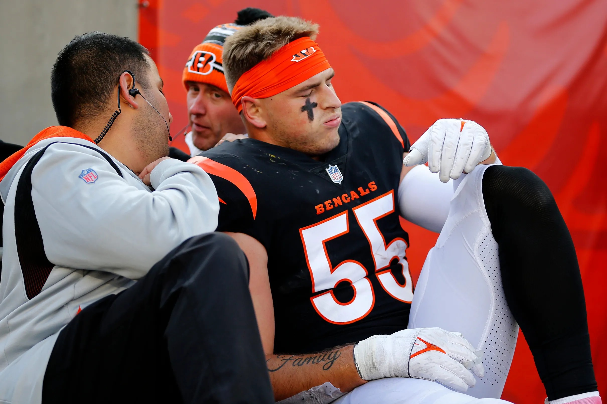 Bengals LB Logan Wilson carted off with injury vs. Chargers