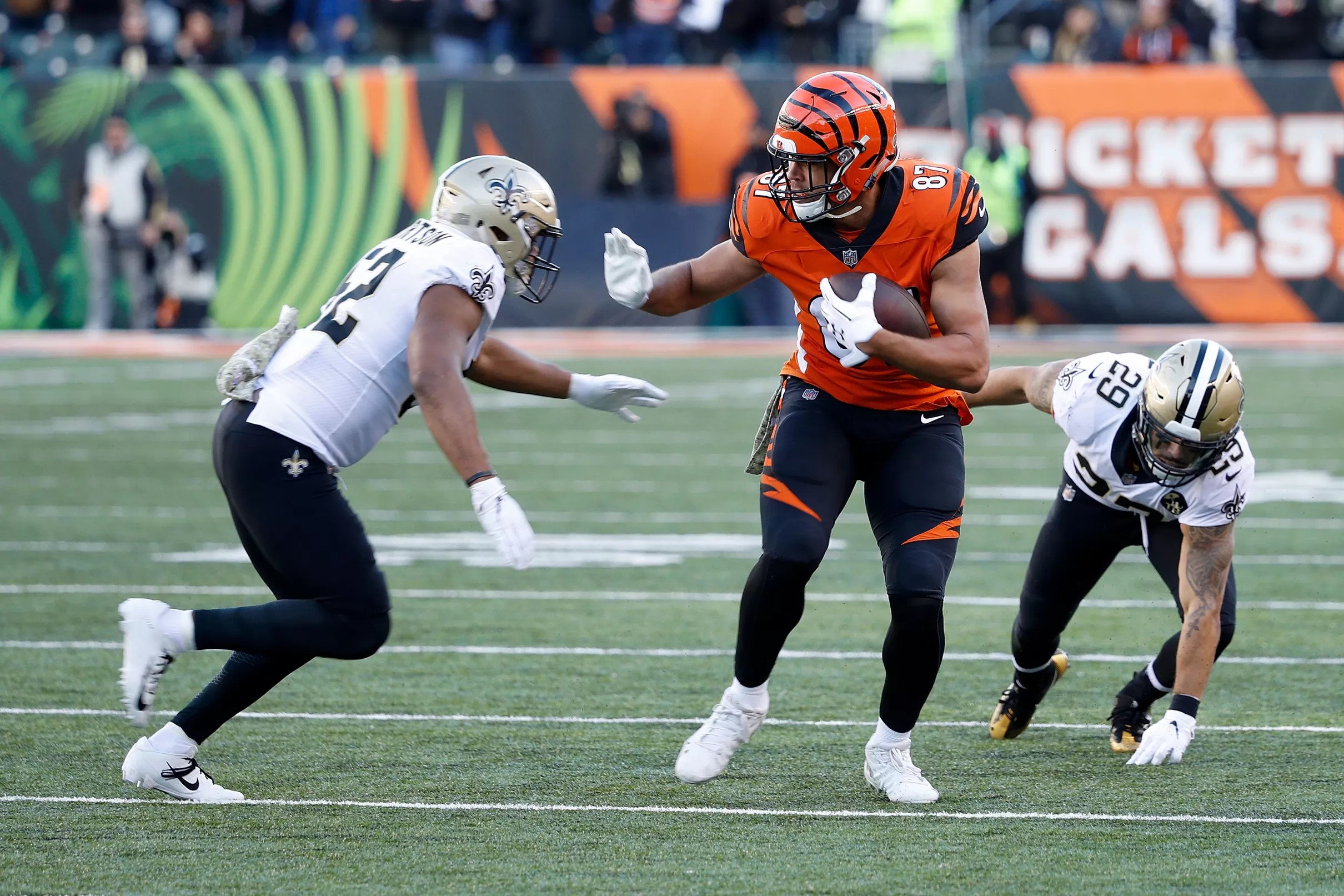 Bengals Re-sign TE C.J. Uzomah