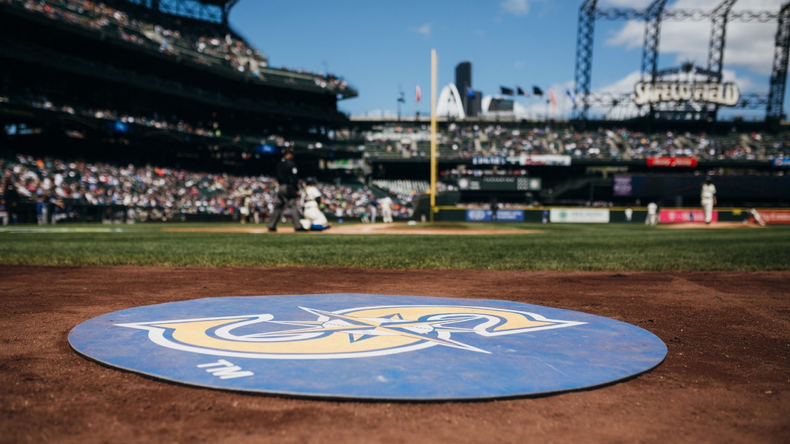 Mariners Tender Contracts to 27 Players on MLB Roster