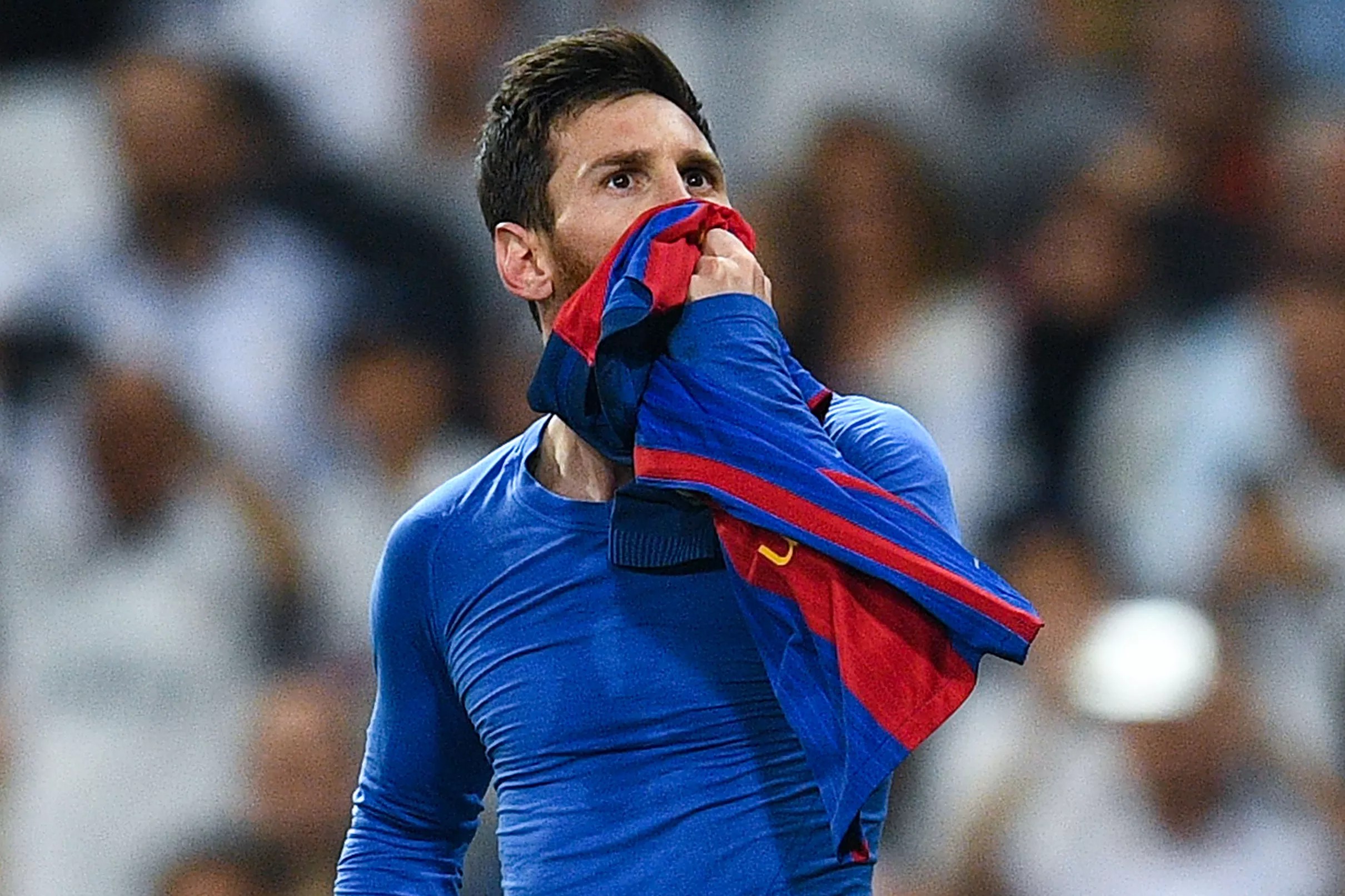 OFFICIAL: Lionel Messi extends Barcelona deal until 2021