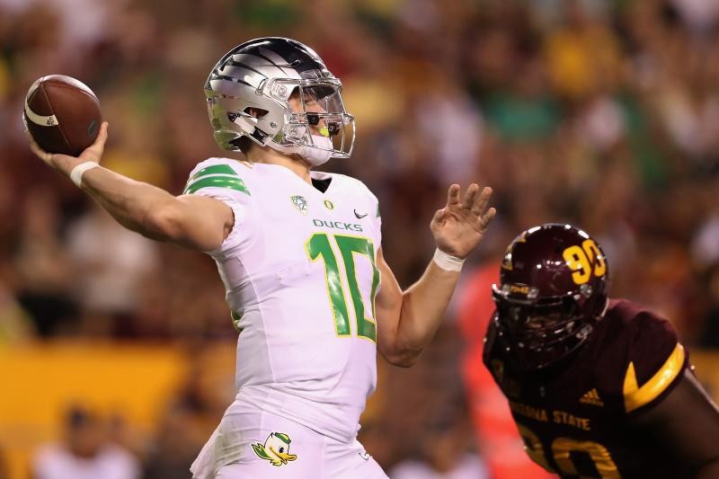 Oregon QB Justin Herbert Reportedly Out 4-6 Weeks With Collarbone Injury