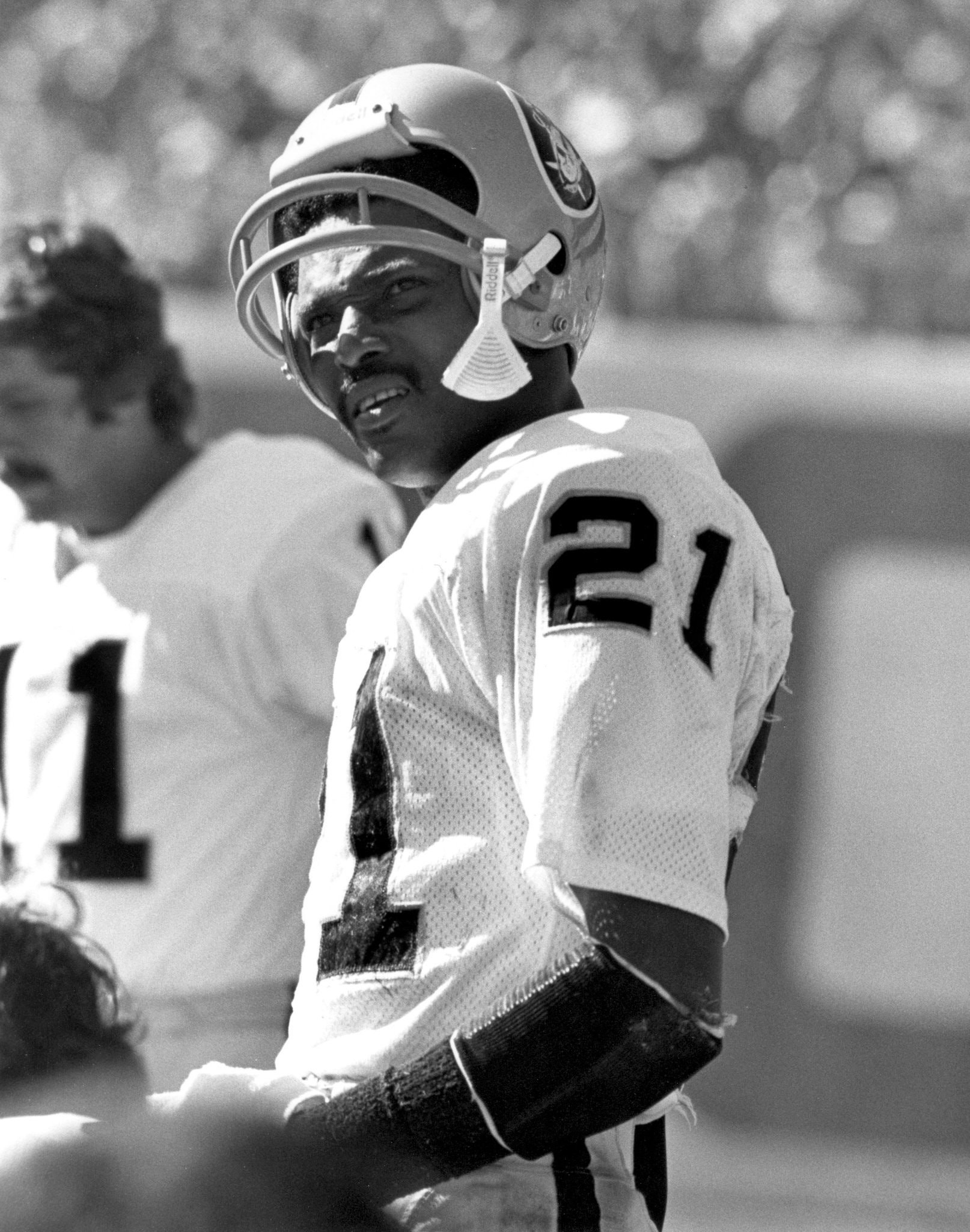 cliff-branch-raiders-elusive-all-pro-receiver-dies-at-71