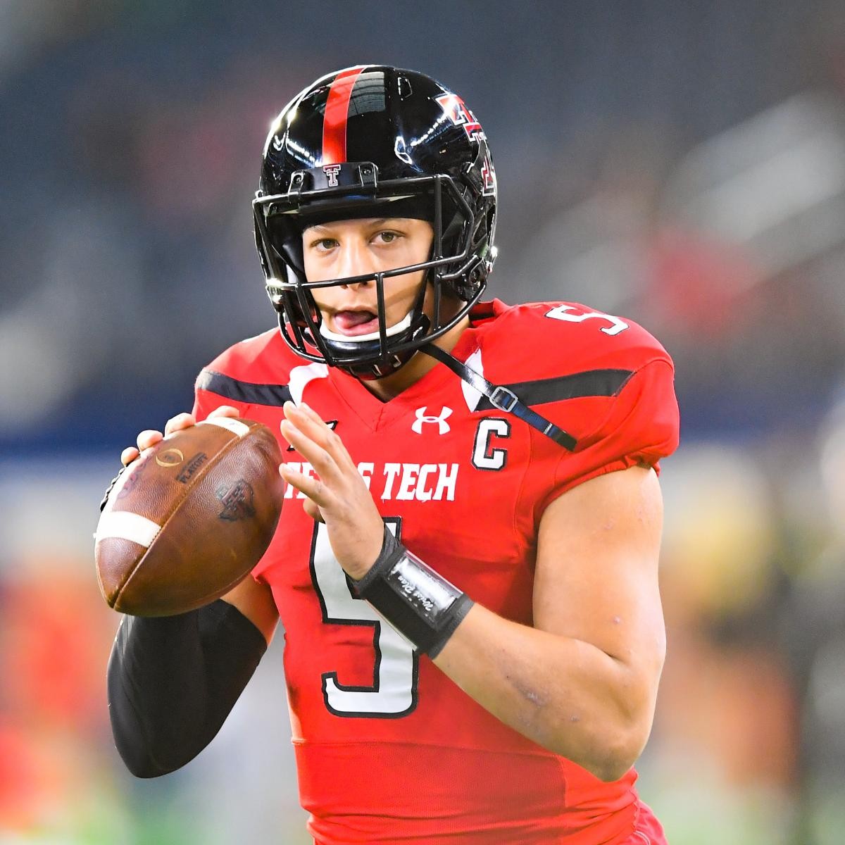 patrick-mahomes-chiefs-agree-to-4-year-rookie-contract