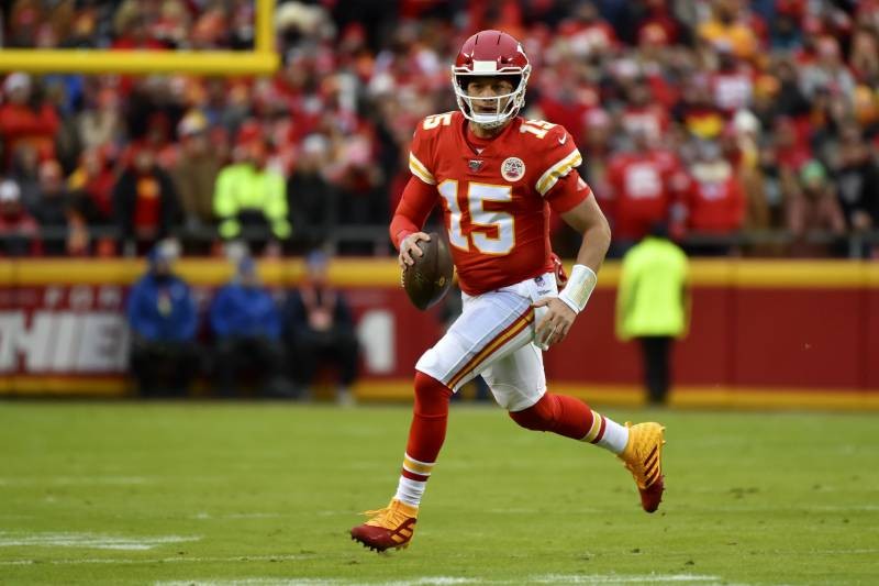 Patrick Mahomes, Chiefs Dominate Derek Carr, Raiders In 40-9 Blowout Win