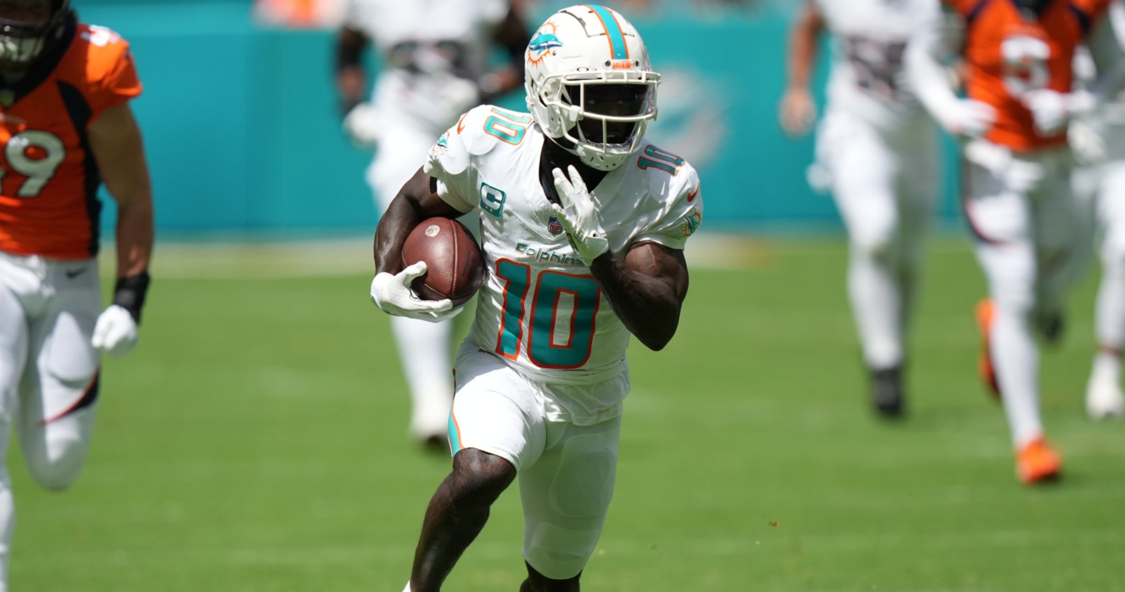 Tyreek Hill fined $7,000 after Dolphins receiver didn't wear socks