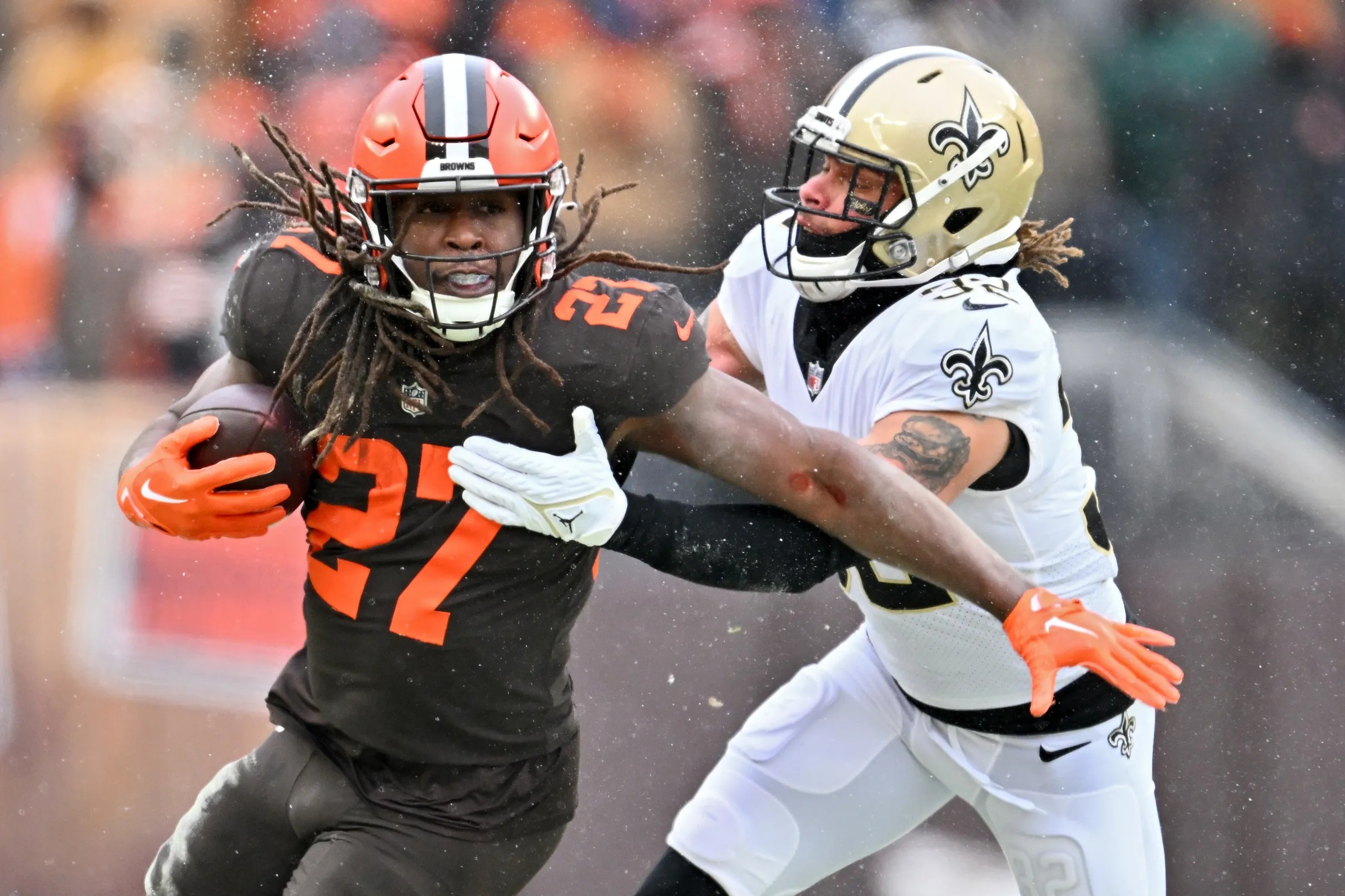 Browns' Kareem Hunt dons Nick Chubb shirt in return to Cleveland