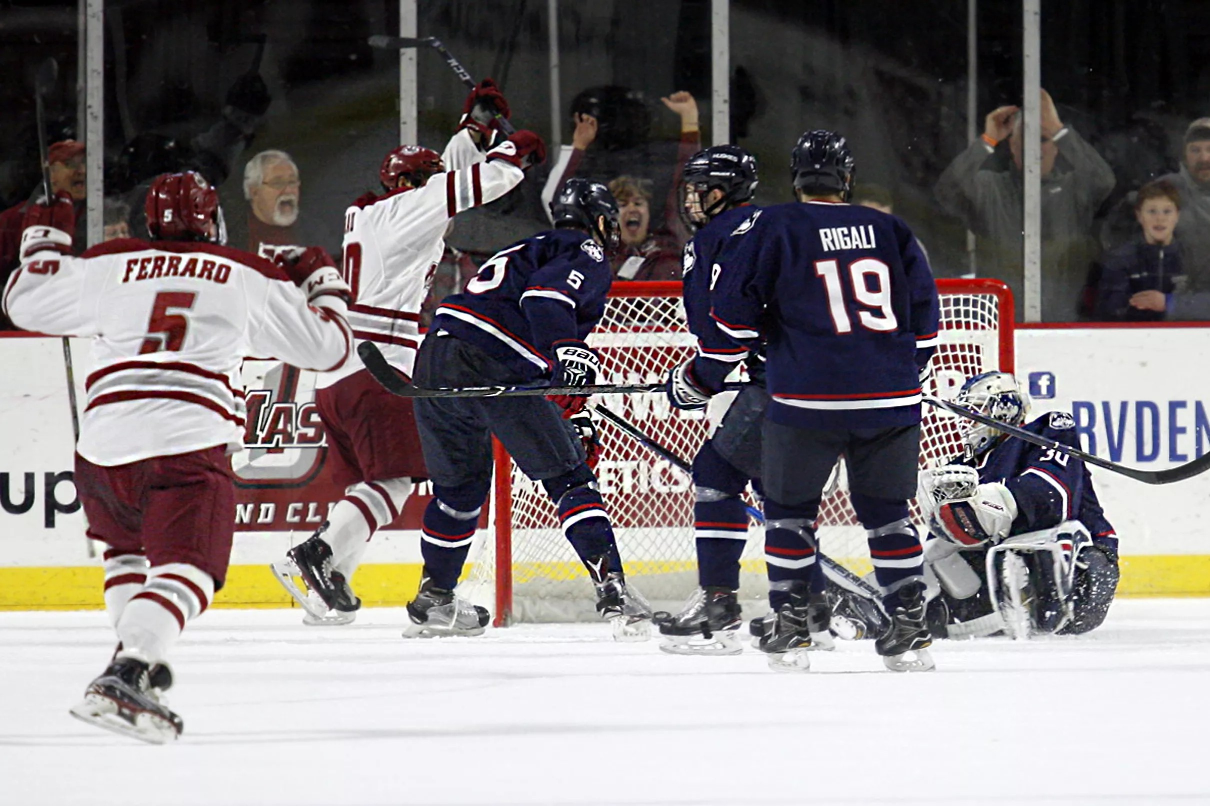 Umass Ends Uconn Mens Hockey Winning Streak With 4 2 Win