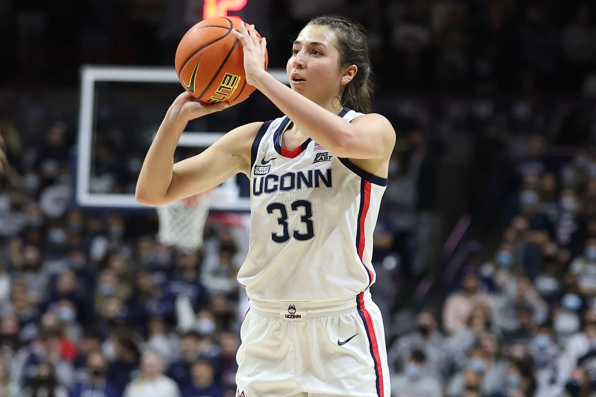Caroline Ducharme, Olivia NelsonOdoda step up in UConn’s win over Notre Dame