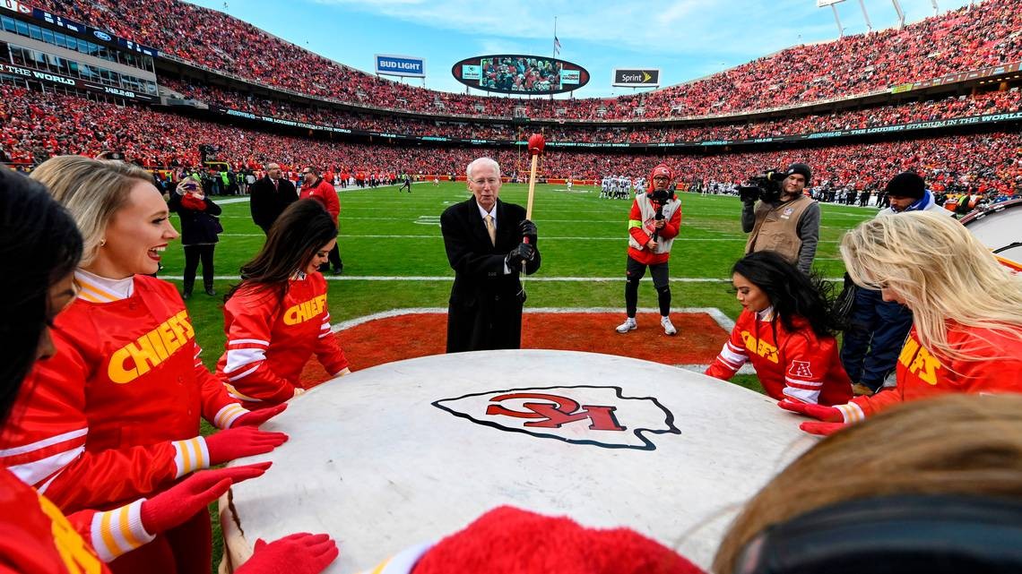 Former Kansas State coach Bill Snyder bangs drum before Chiefs game