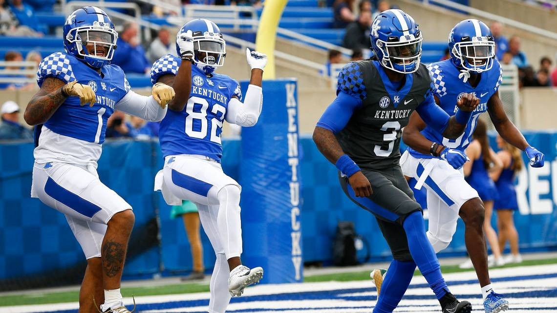 Sharp Kentucky QBs, offensive fireworks light up spring game. See who