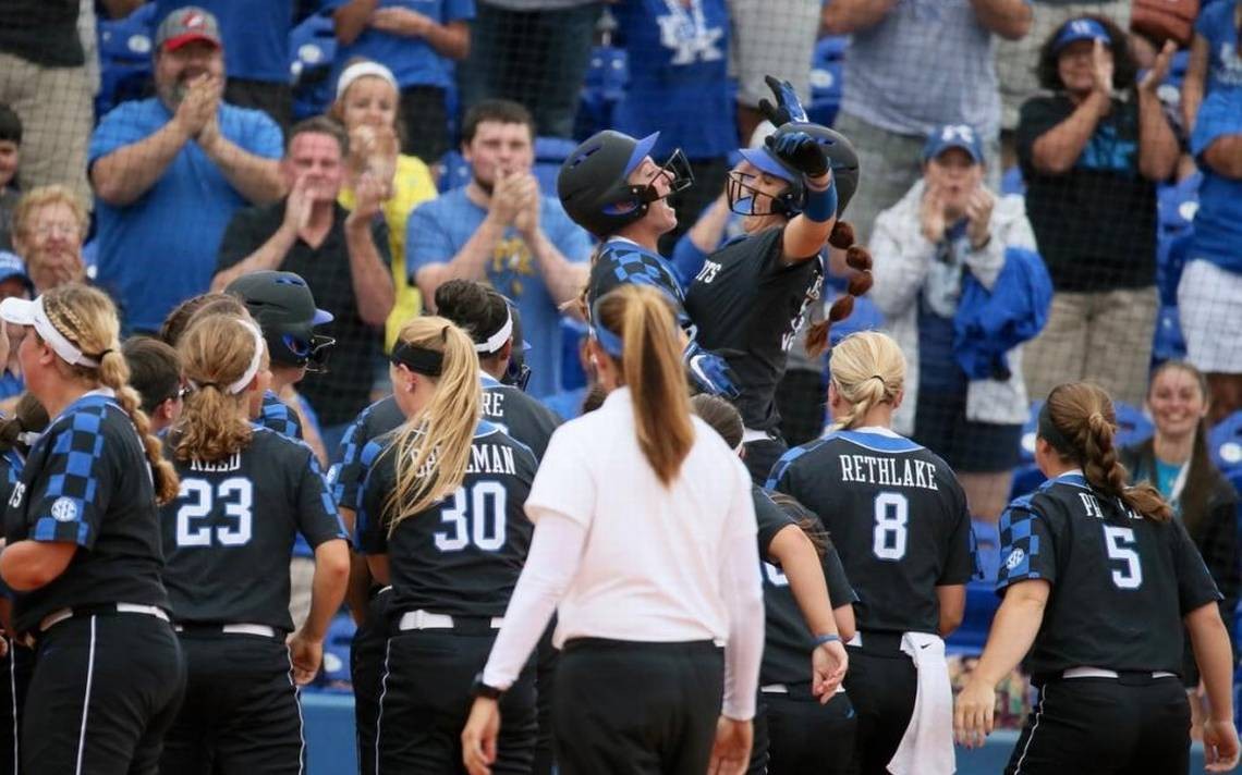 kentucky-softball-holds-off-illinois-to-reach-ncaa-super-regionals