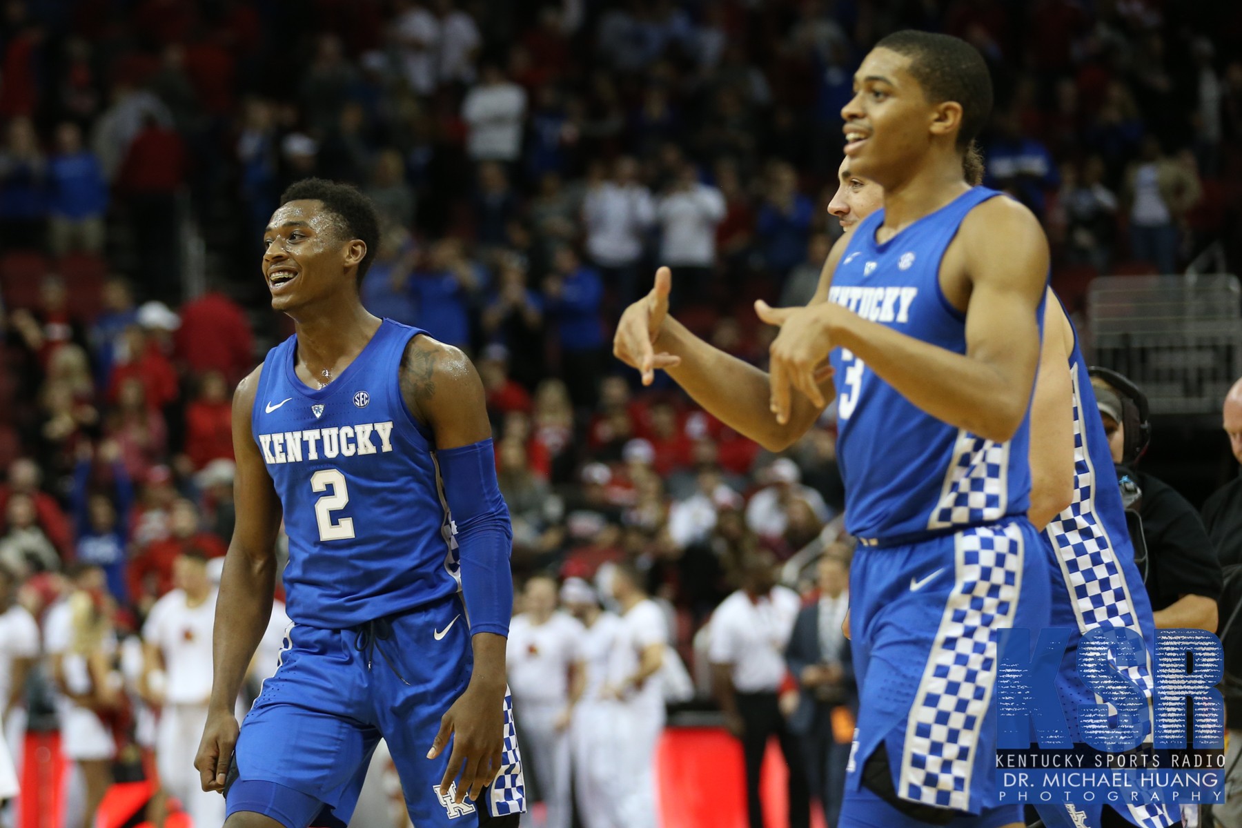 LOOK Kentucky throws Ls Down after beating Louisville