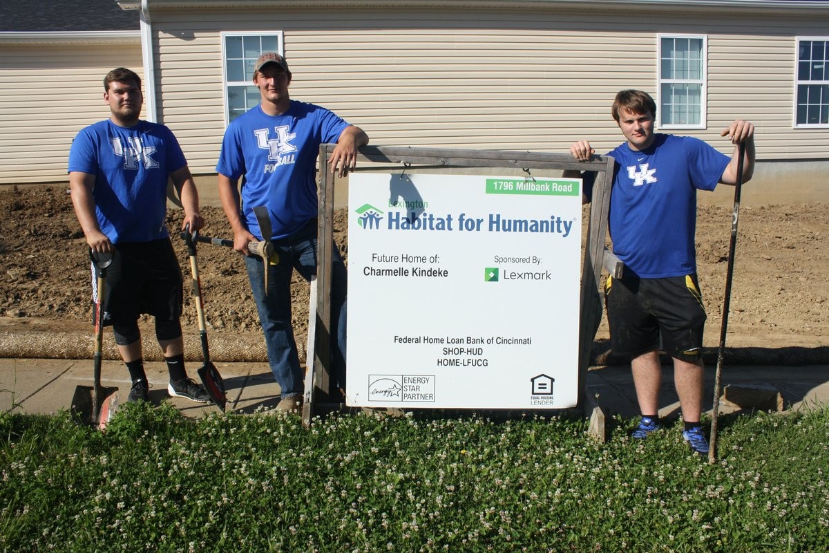 Kentucky Freshmen Help Habitat for Humanity