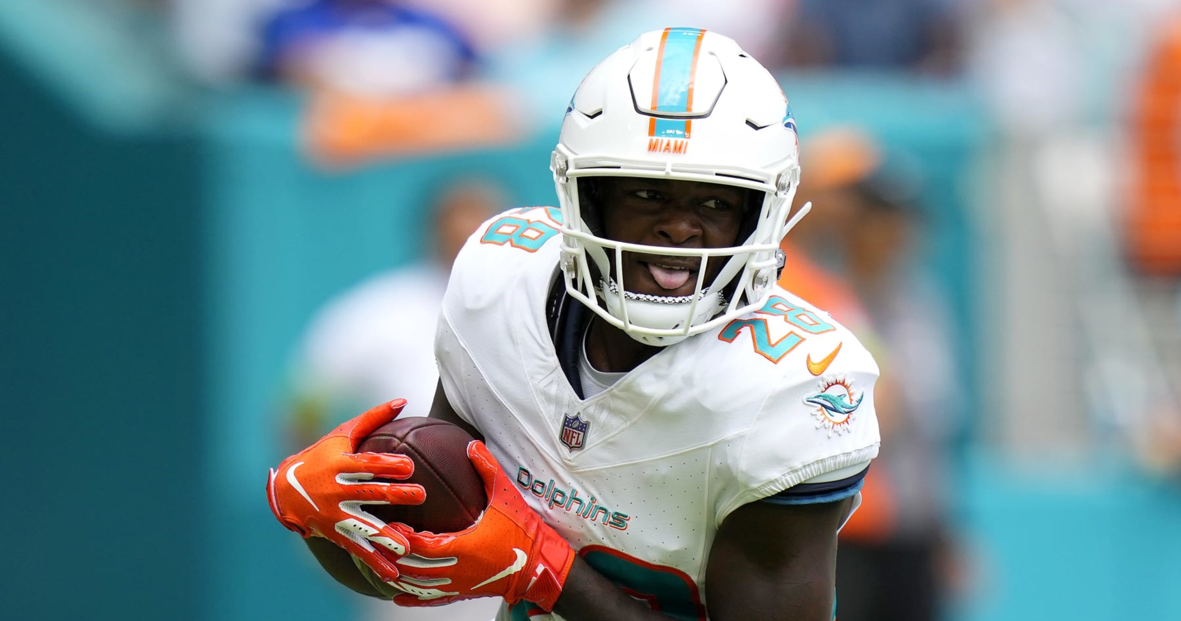 De'Von Achane injury updates: Dolphins rookie RB carted off during