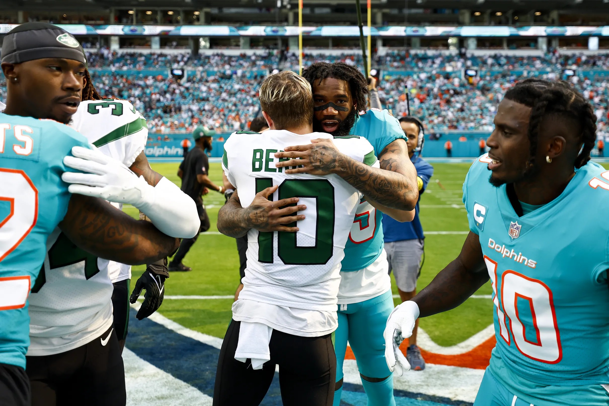 the-splash-zone-3-17-23-dolphins-sign-braxton-berrios-and-o-line-depth