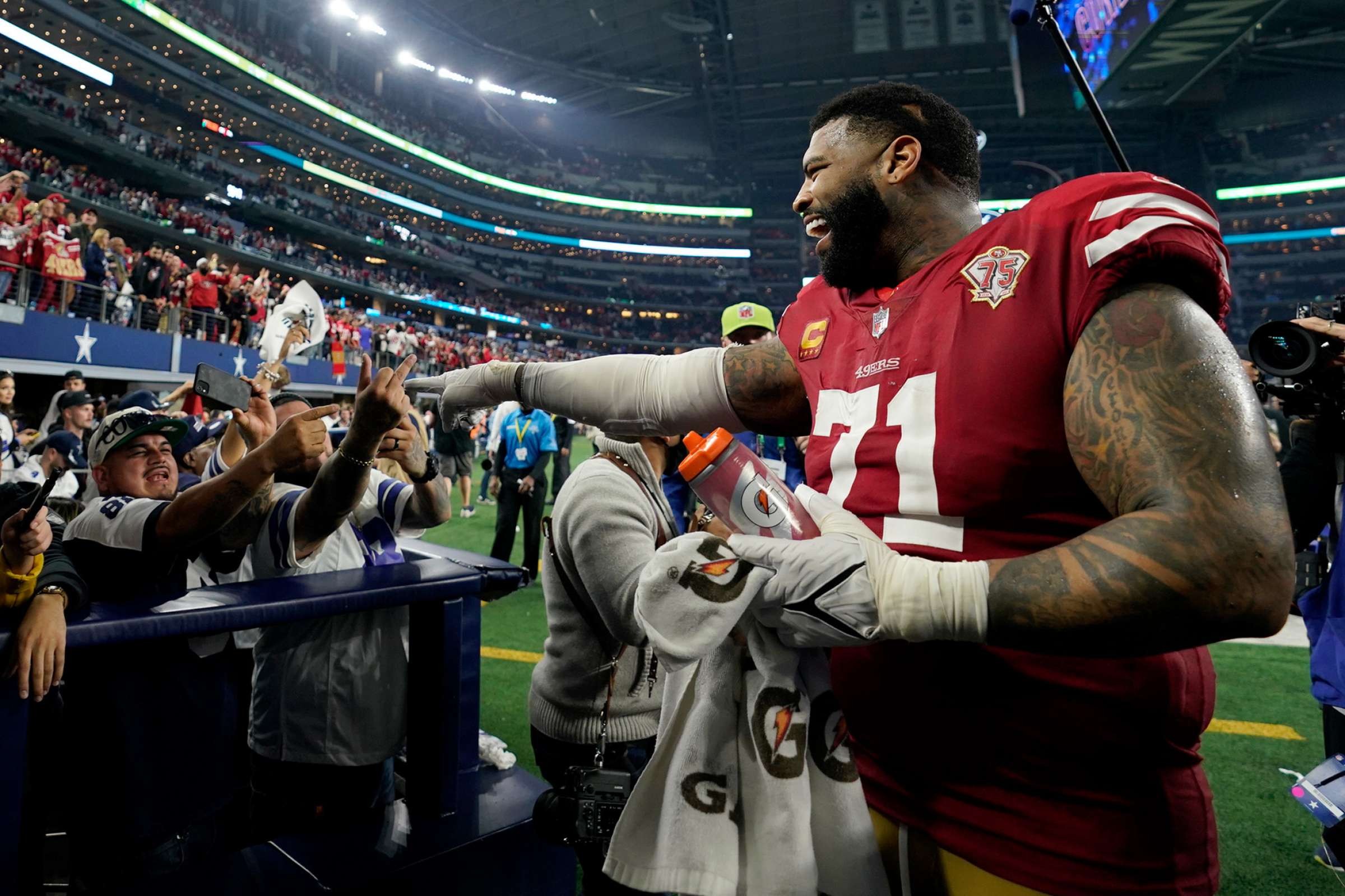 The Story Behind The Already-iconic Photo Of The 49ers’ Trent Williams ...