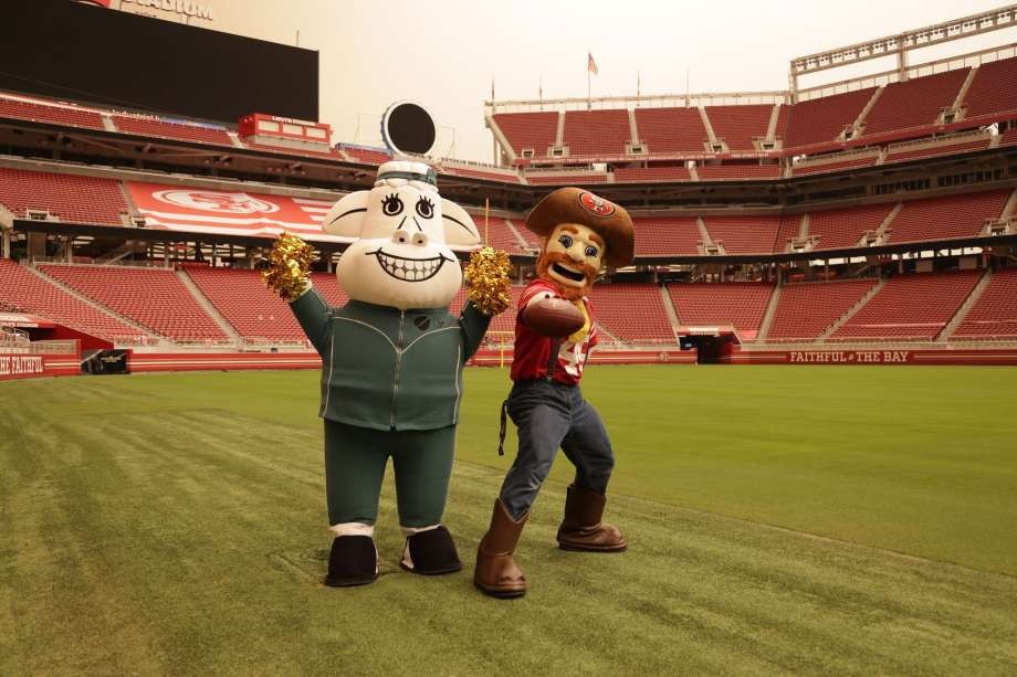 PHOTO GALLERY: SOURDOUGH SAM RECEIVES BRAND NEW LEVI'S JEANS - Levi's®  Stadium