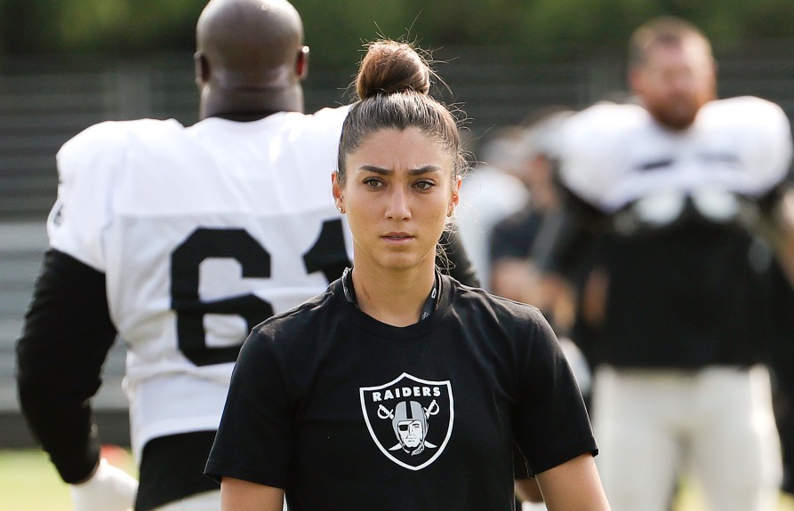 Colorados Kelsey Martinez 1st Ever Female Raiders Assistant Coach Finds Fan In Nfls First 