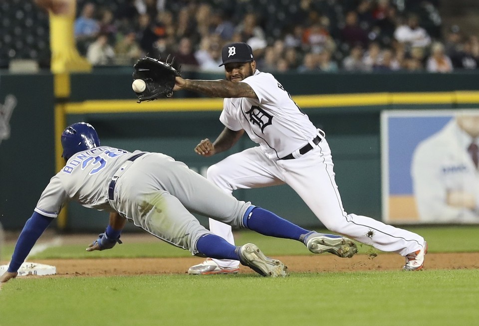 Sloppy Fielding Dooms Tigers In 4 3 Loss To Royals