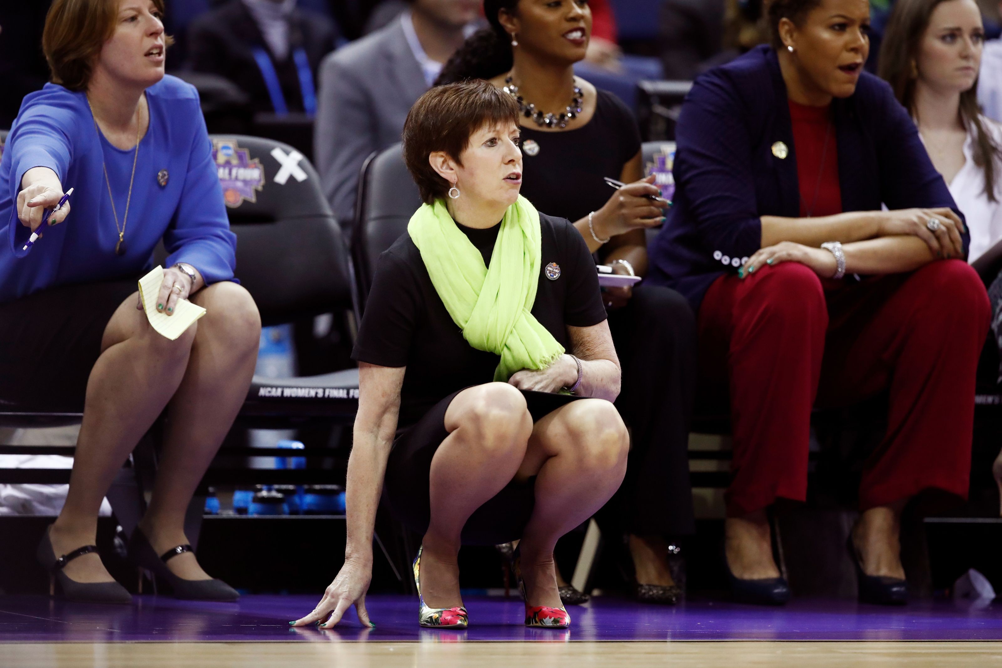 Notre Dame Womens Basketball Muffet Mcgraw Hits 900 Career Wins