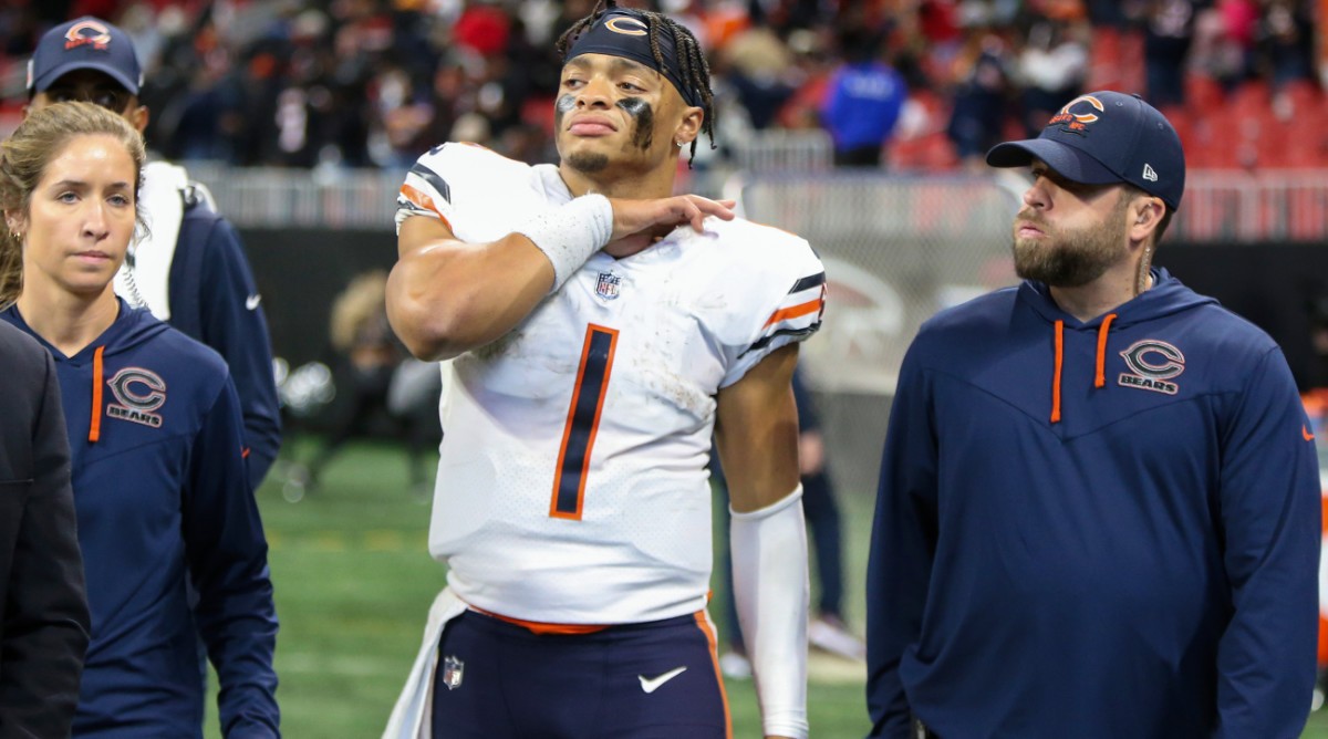 Bears Qb Justin Fields Dealing With Shoulder Dislocation Per Report