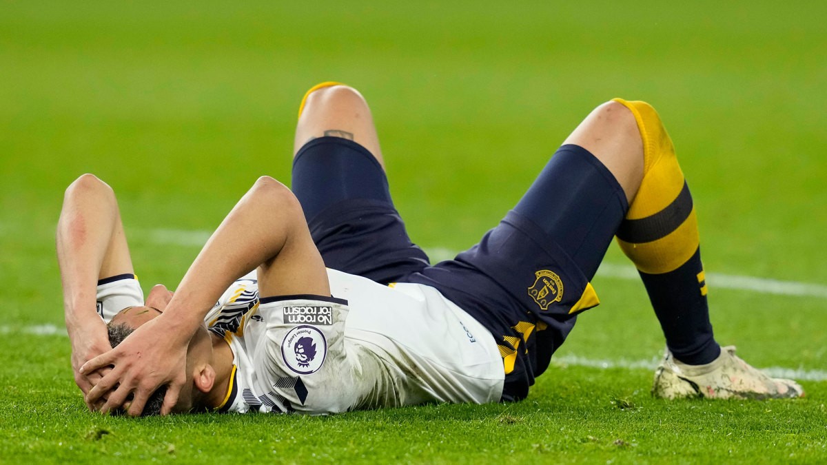 USMNT Star Weston McKennie Stretchered Off in Bundesliga Play After Injuring Shoulder