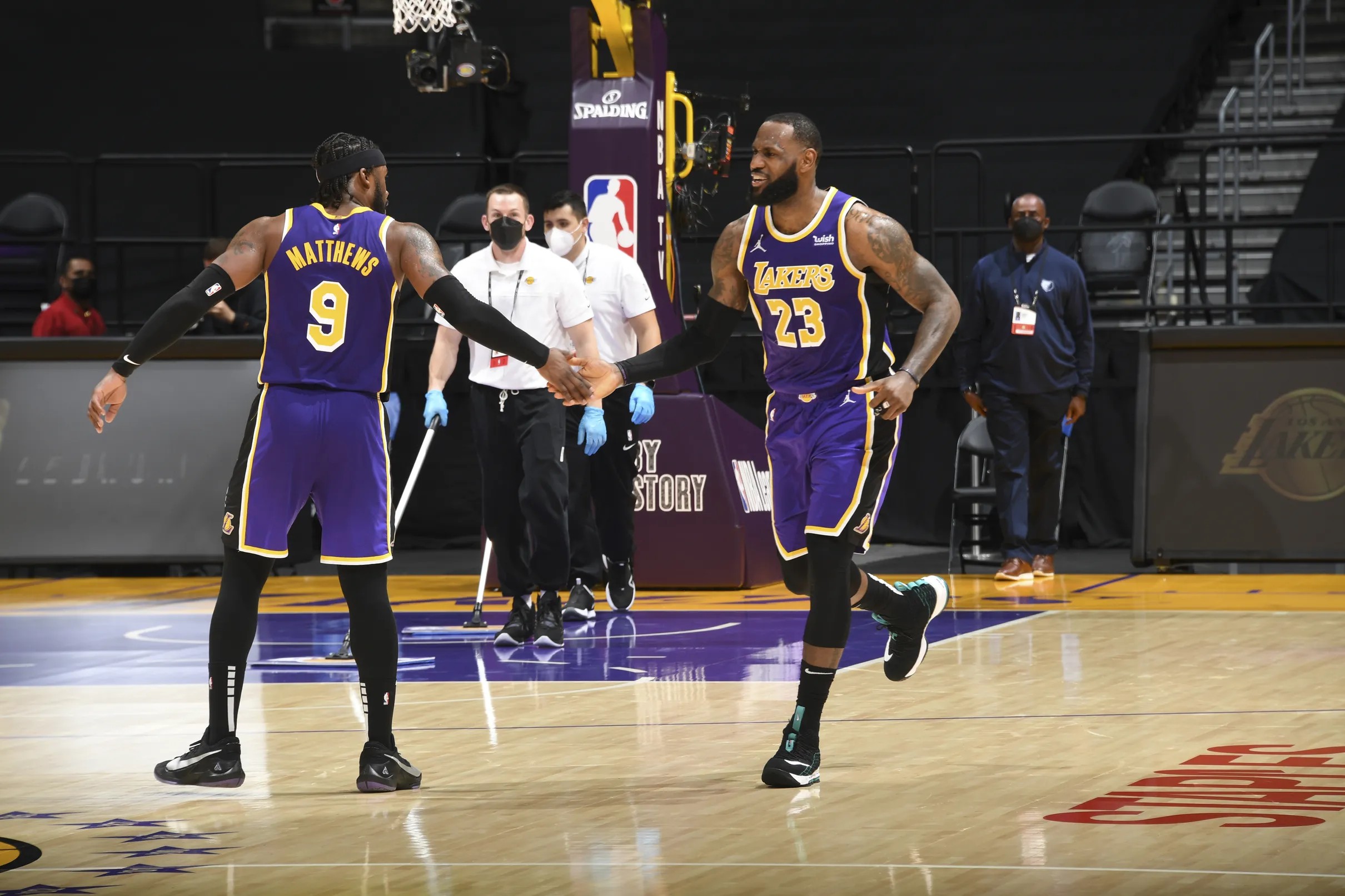 Lakers plan to keep 15th roster spot open, targeting third point guard