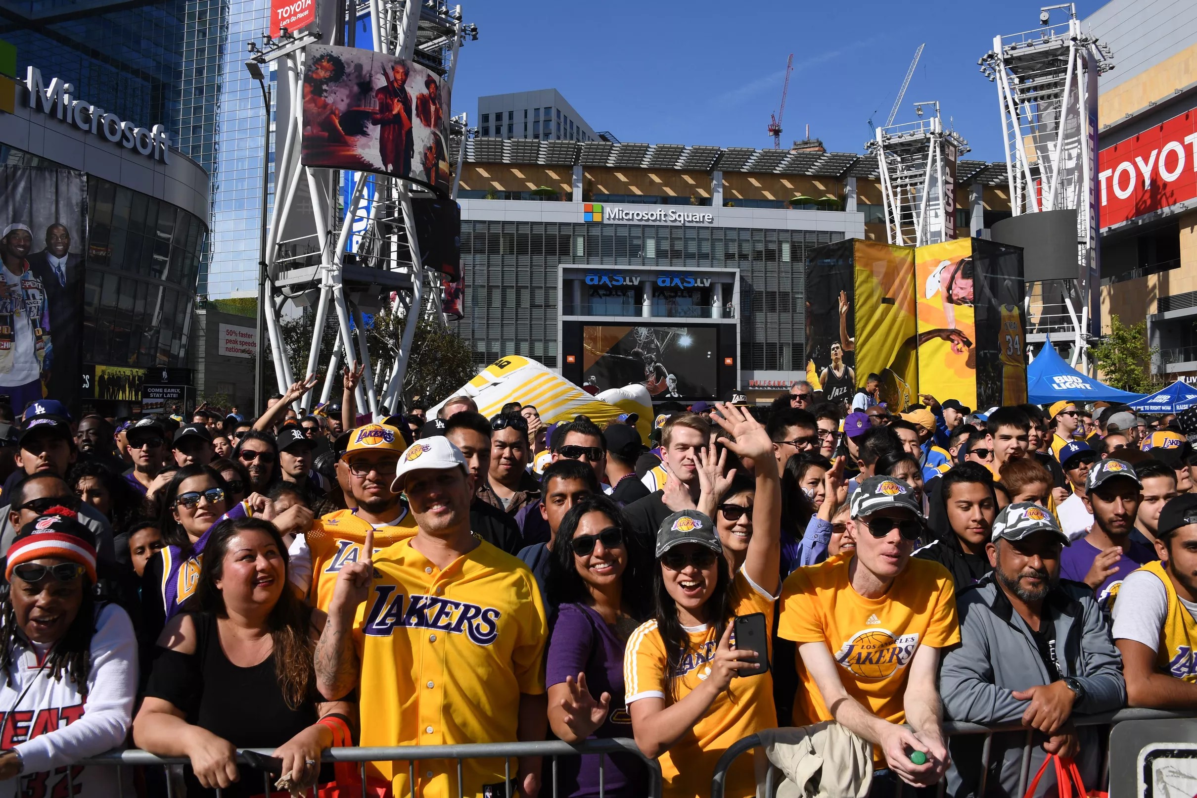 lakers-have-second-most-loyal-fans-in-nba-according-to-study