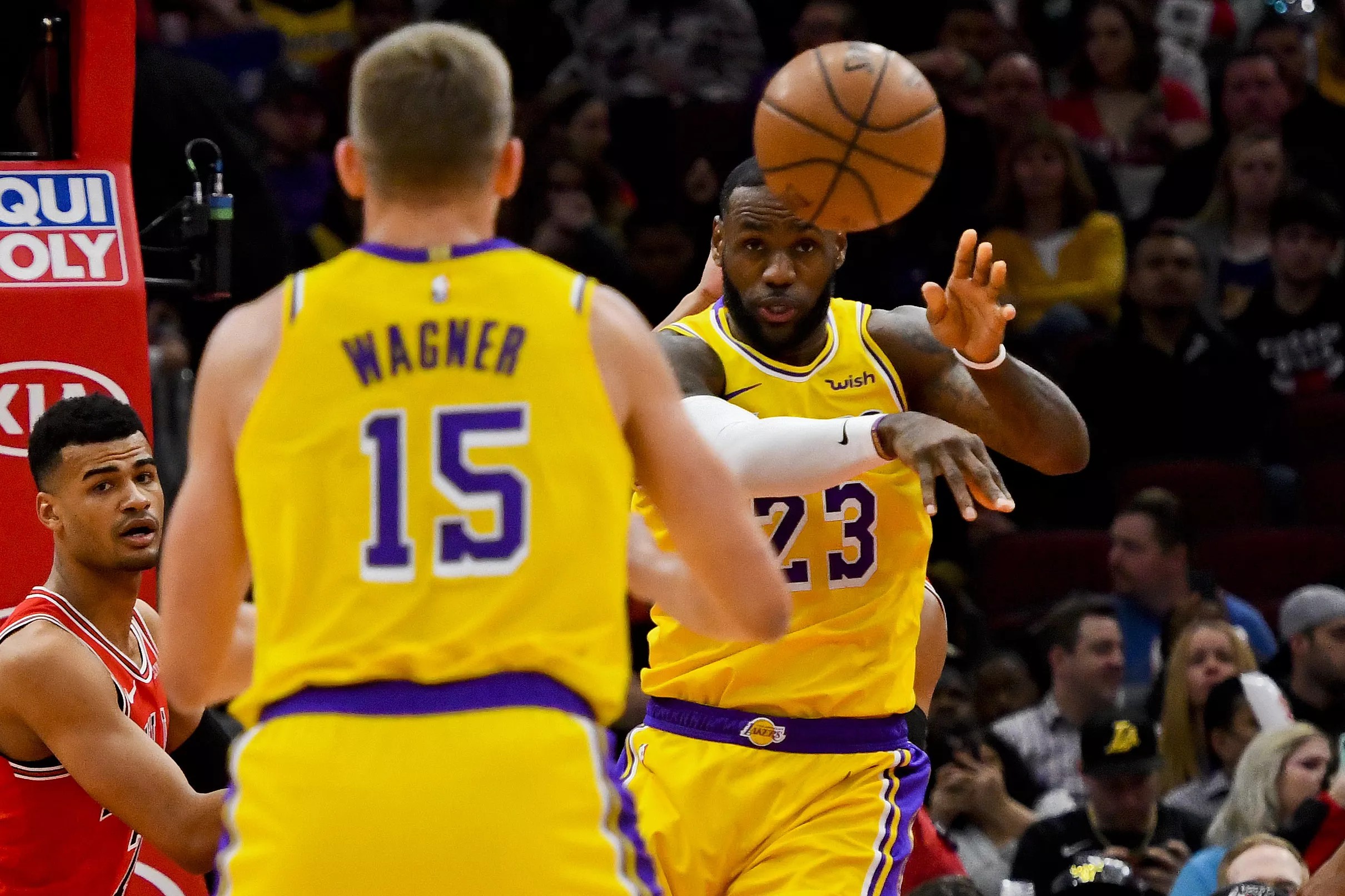 Lakers snap fivegame losing streak in Chicago, still won’t make playoffs