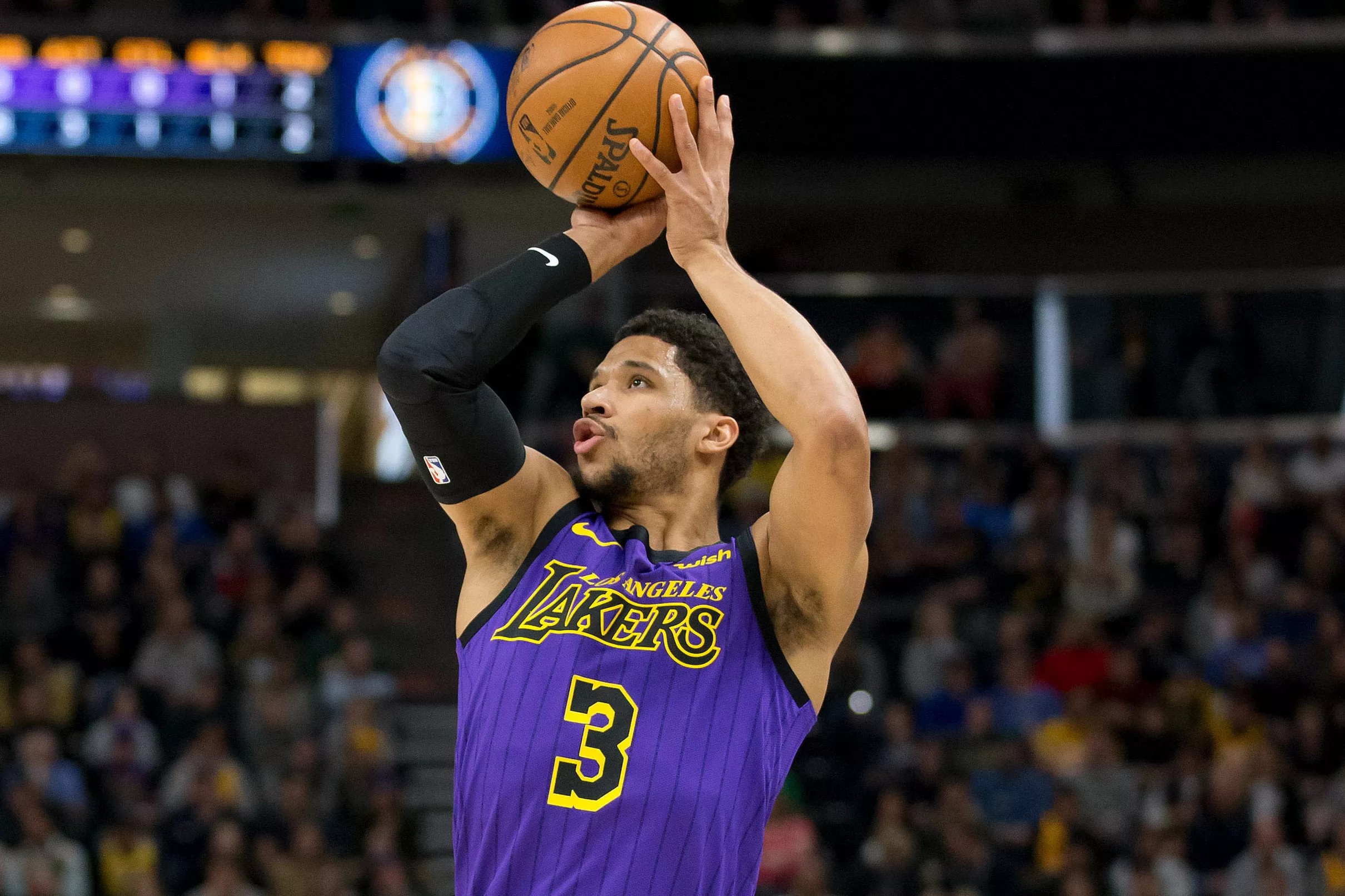 lakers-work-on-free-throws-in-practice