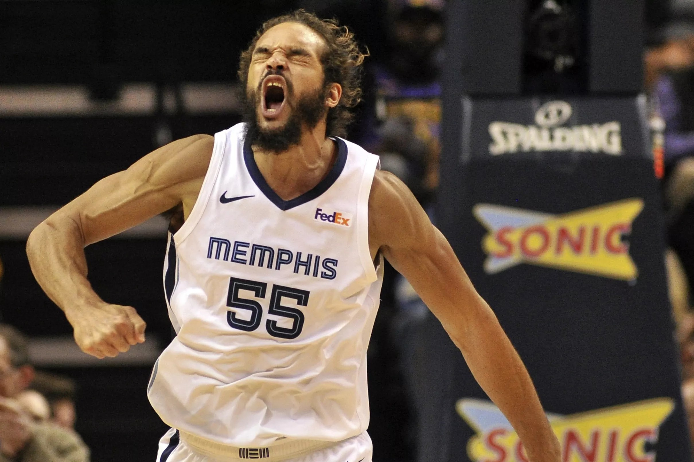 Joakim Noah explodes off the bench to help Memphis beat L.A.