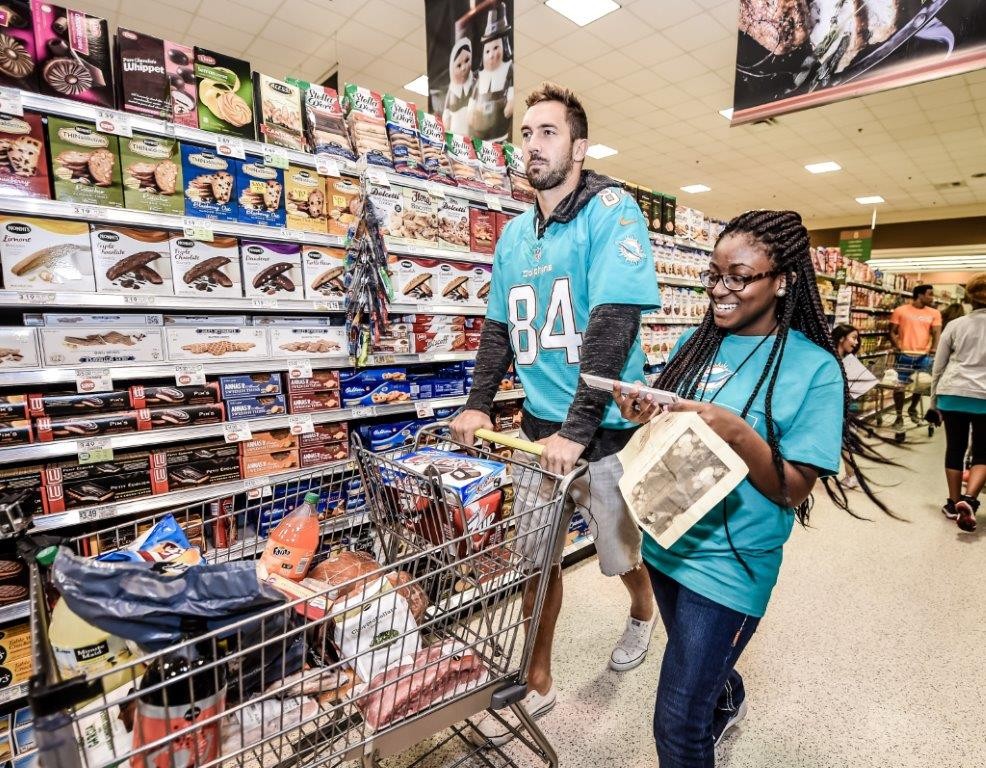 Miami Dolphins take kids on Thanksgiving shopping spree – Sun Sentinel